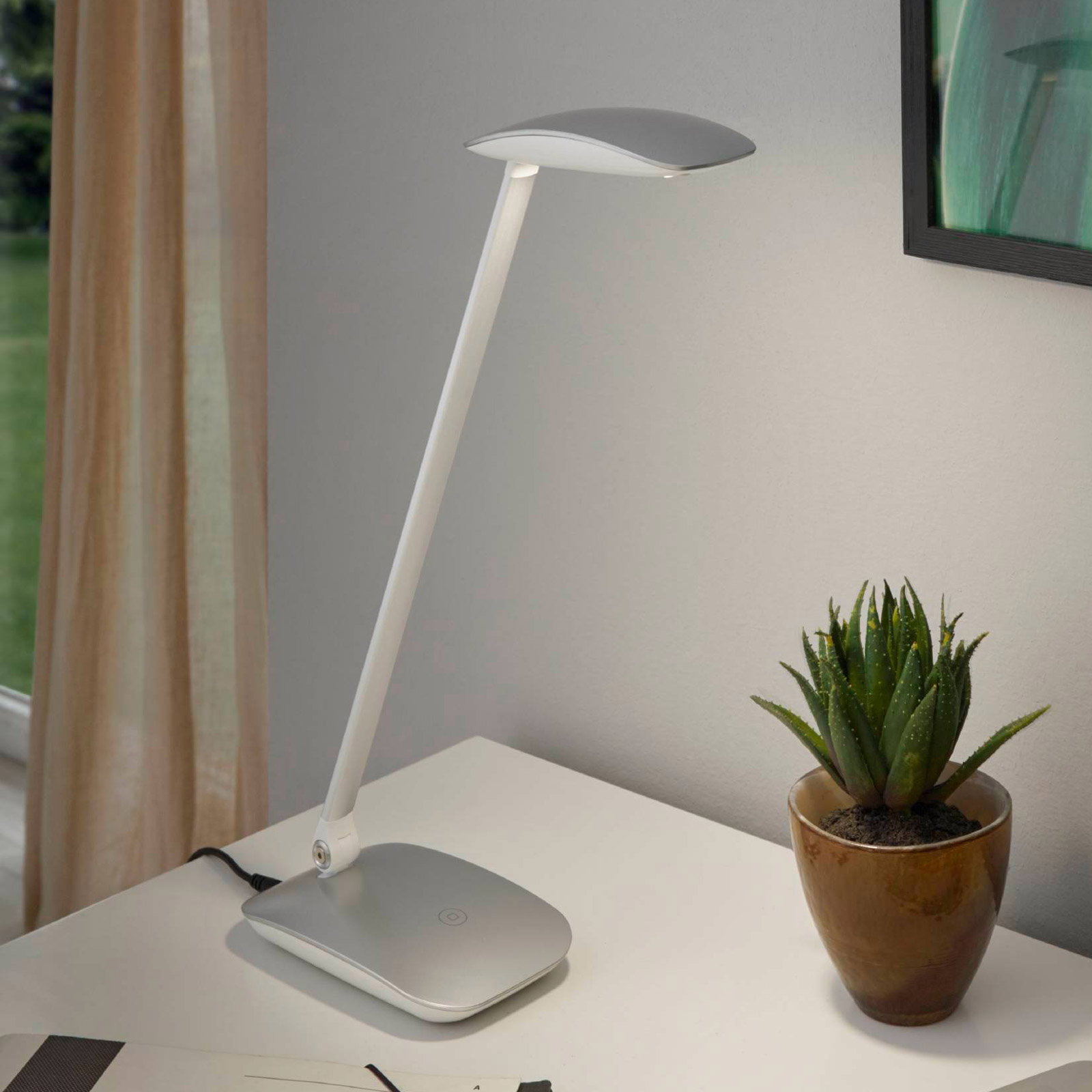 Lámpara de mesa LED plateada Cajero con atenuador