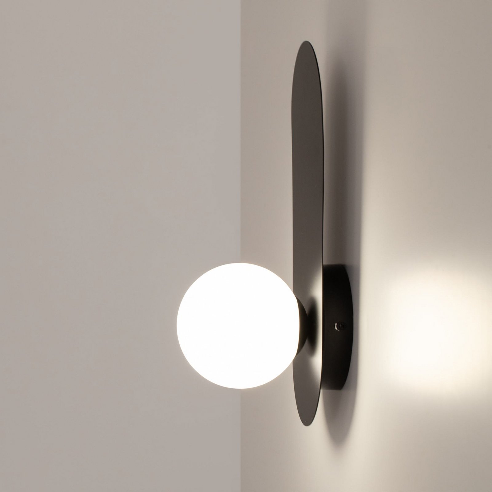 Maytoni wall light Bao, black and white, height 31 cm, glass, G9