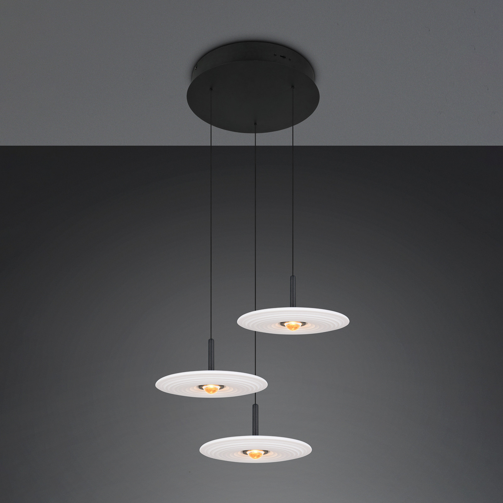 Trio Lighting LED висяща лампа „Sirena“, бяла, Ø 41 см, стъкло, с 3 крила.