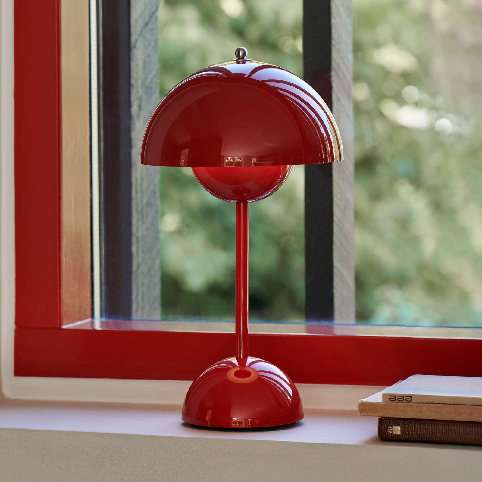 Flowerpot VP9 LED-batteridriven bordslampa cinnoberr&ouml;d &Tradition - Vardagsrum - Design - Plast - Med lampsk&auml;rm