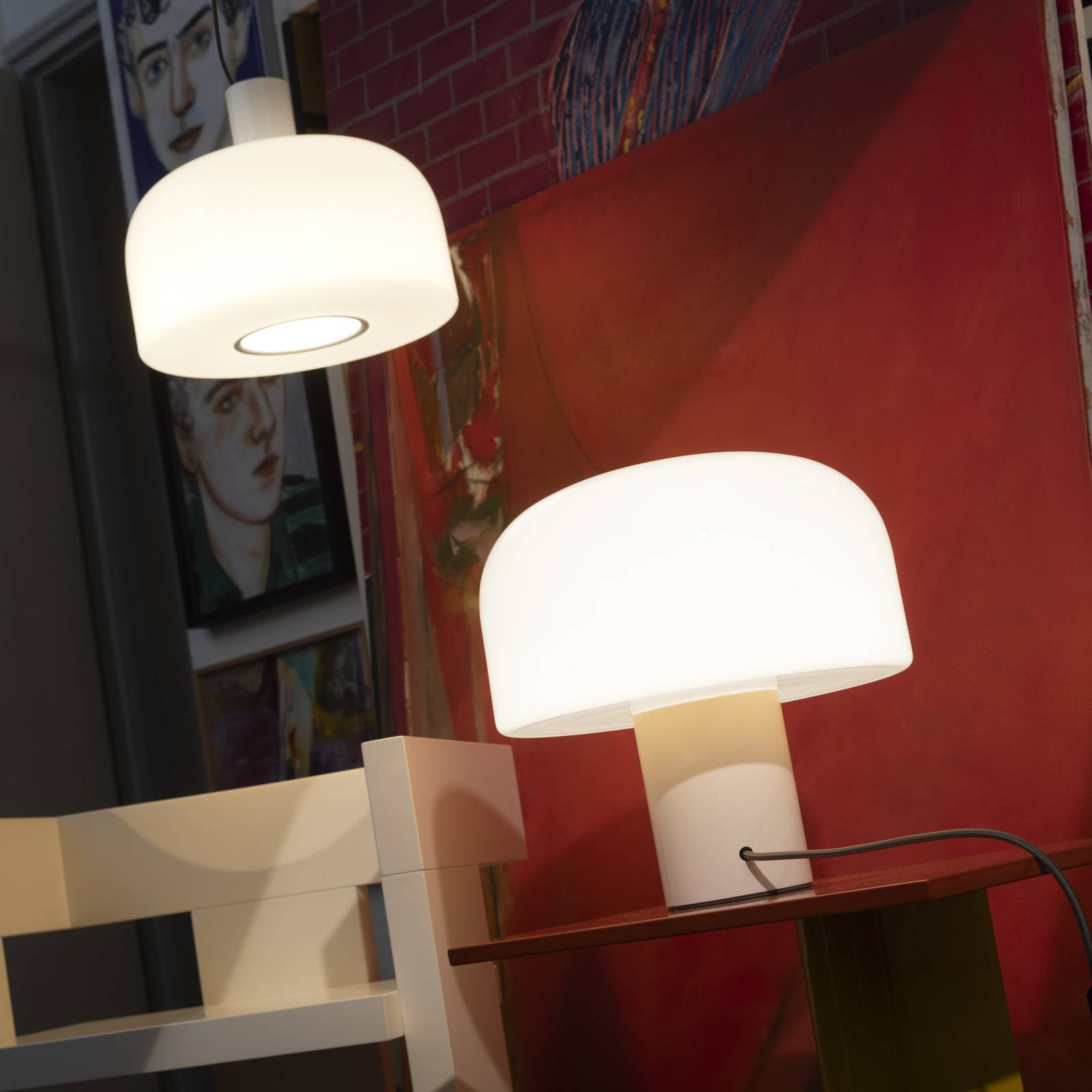 Lampa stołowa FLOS Bellhop Glass T, biała, wysokość 34 cm, ściemniana