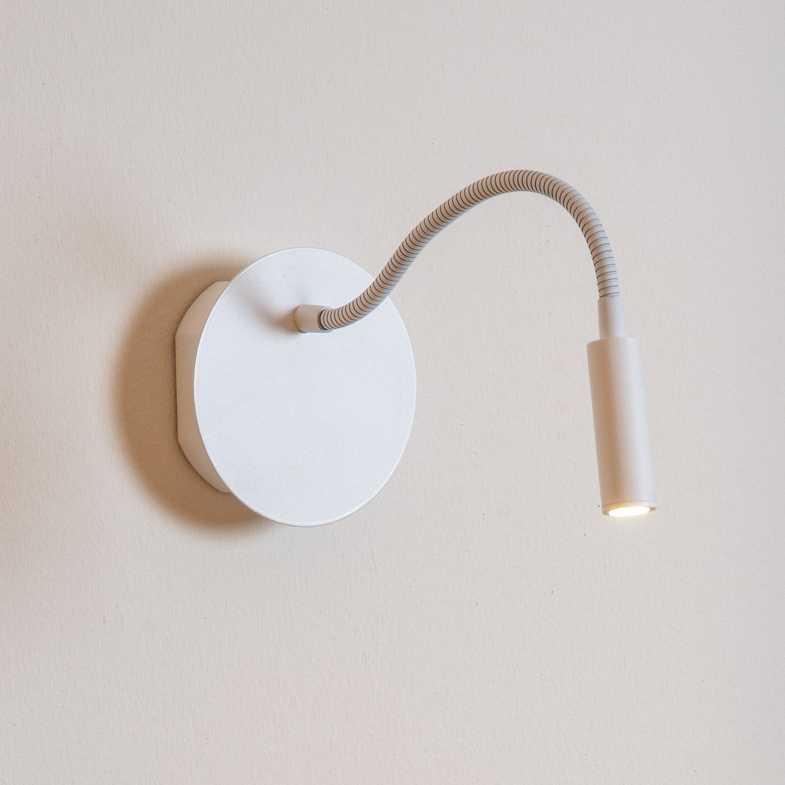 Aplique LED a pilas Jolijn, blanco, brazo flexible, Ø 11 cm, imán