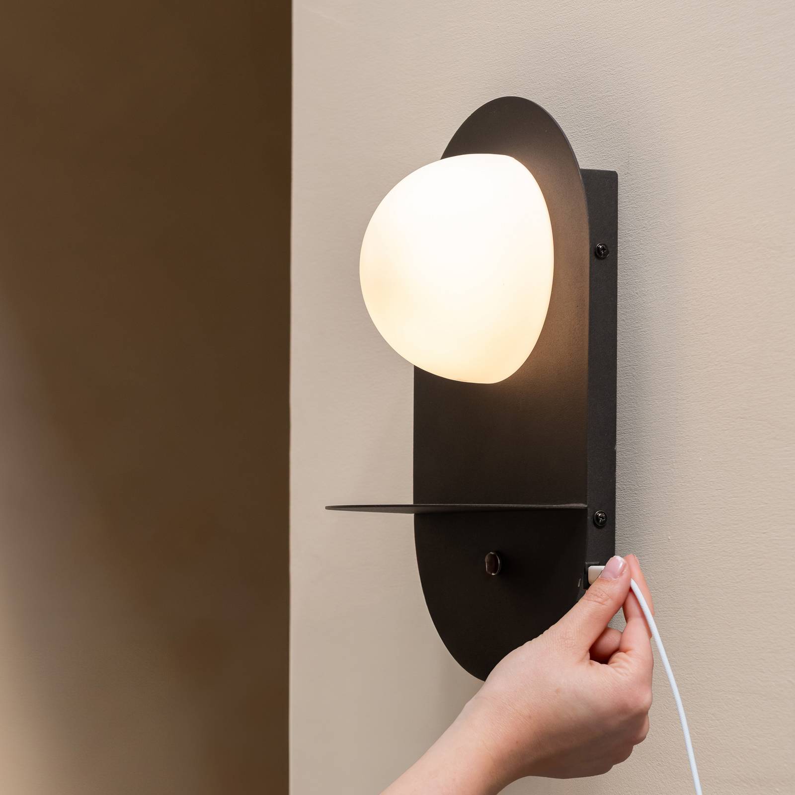 IT'S ABOUT ROMI lampa ścienna Tokyo, czarny, wtyczka, półka