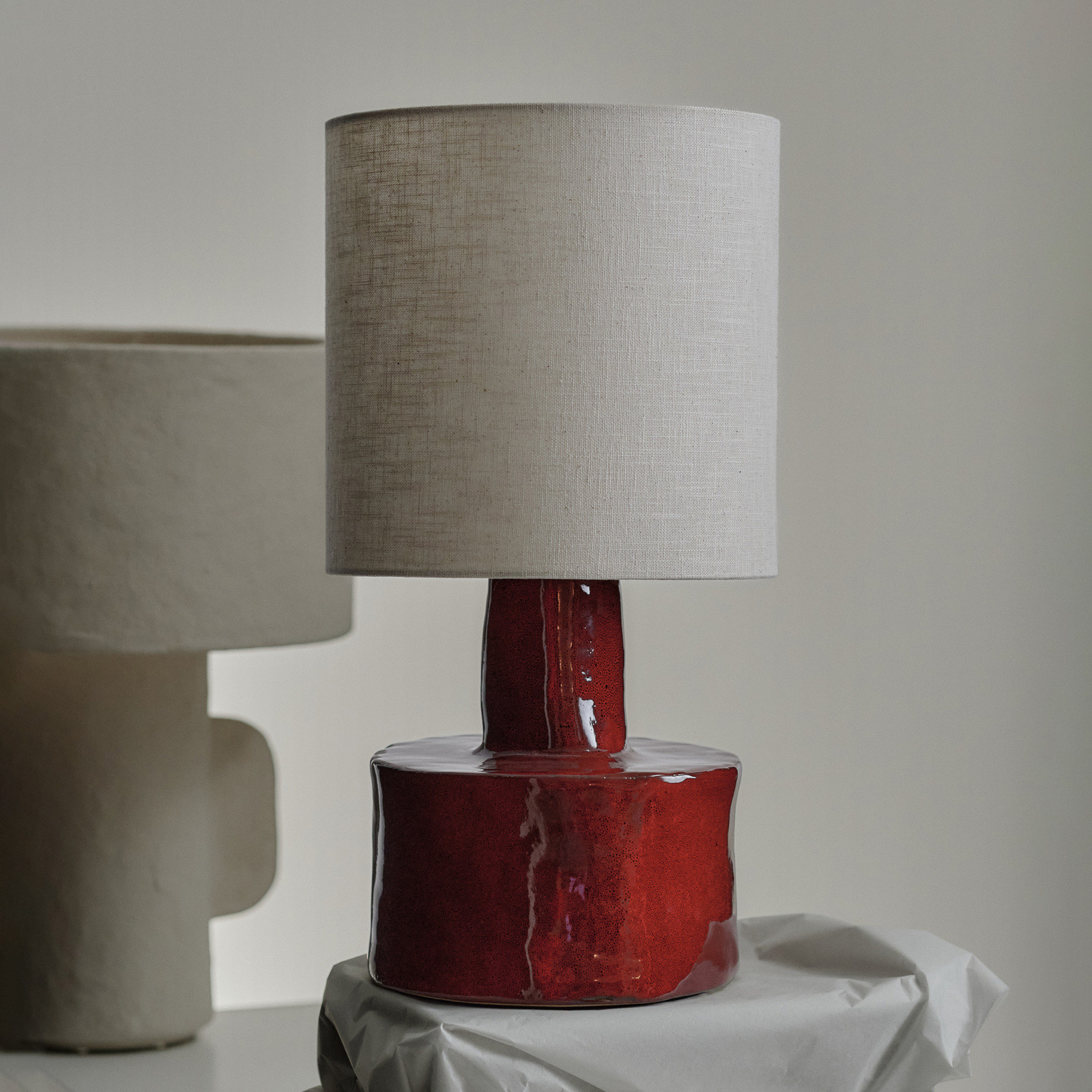 RED-BEIGE CATHERINE bordlampe, stentøj, tekstil, højde 47 cm, E27 – Serax RED-BEIGE CATHERINE bordlampe, stentøj, tekstil, højde 47 cm, E27 – Serax
