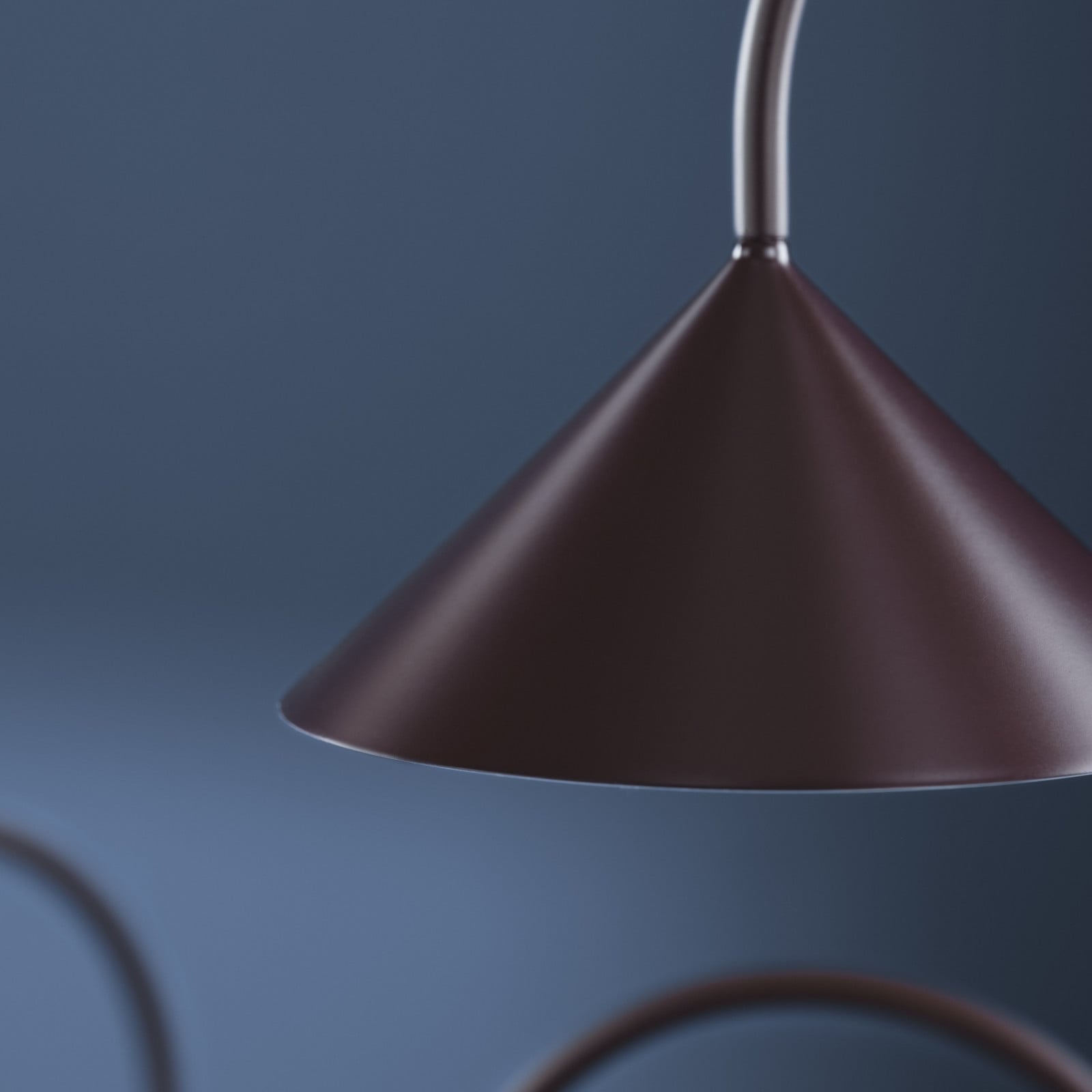 Grasp LED-batteridrevet bordlampe H47 Mørkerød FRANDSEN - Altan - Design - Metal - Med én lyskilde billede