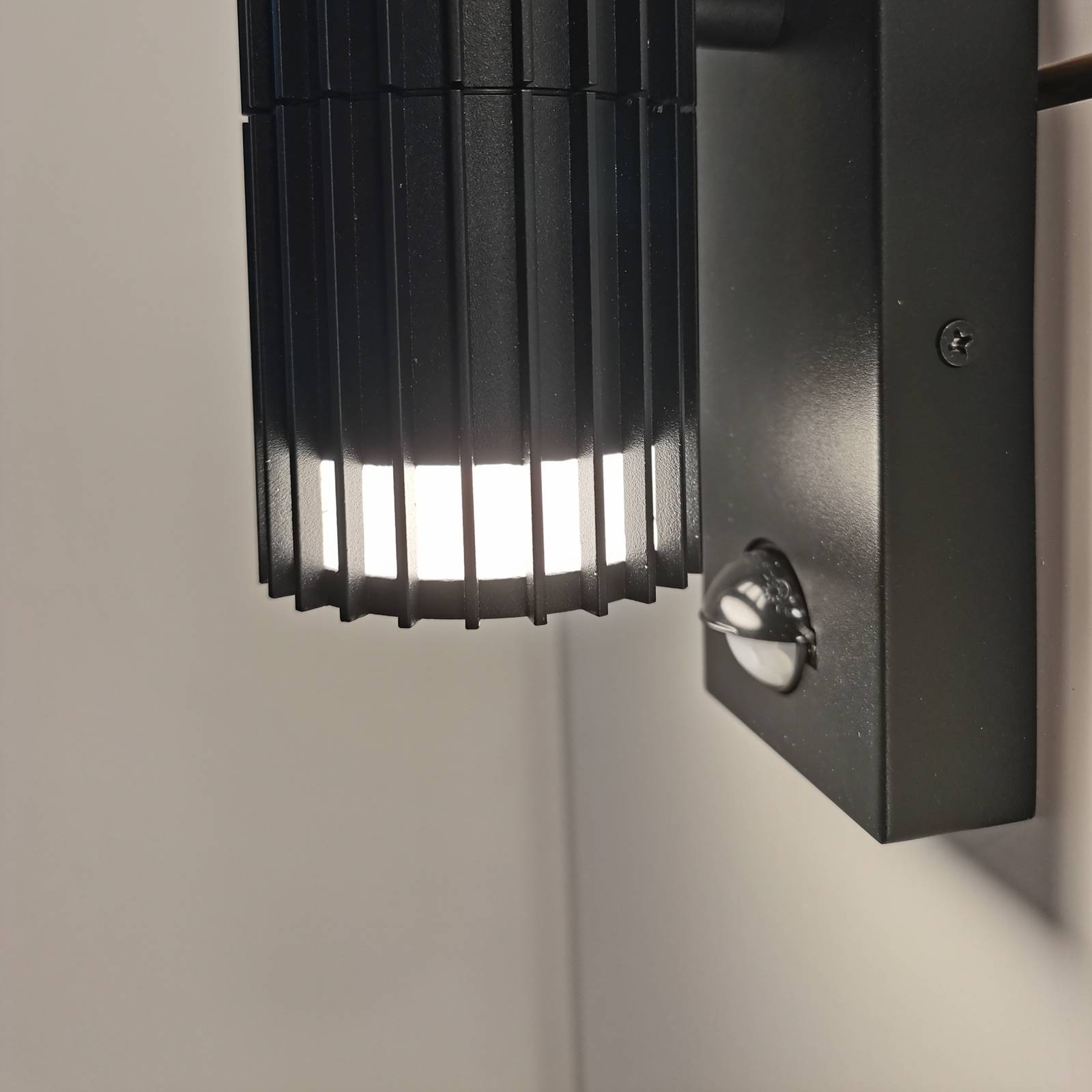 Searchlight Applique d'extérieur Detroit, noire, hauteur 22 cm, détecteur de mouvement, à 2