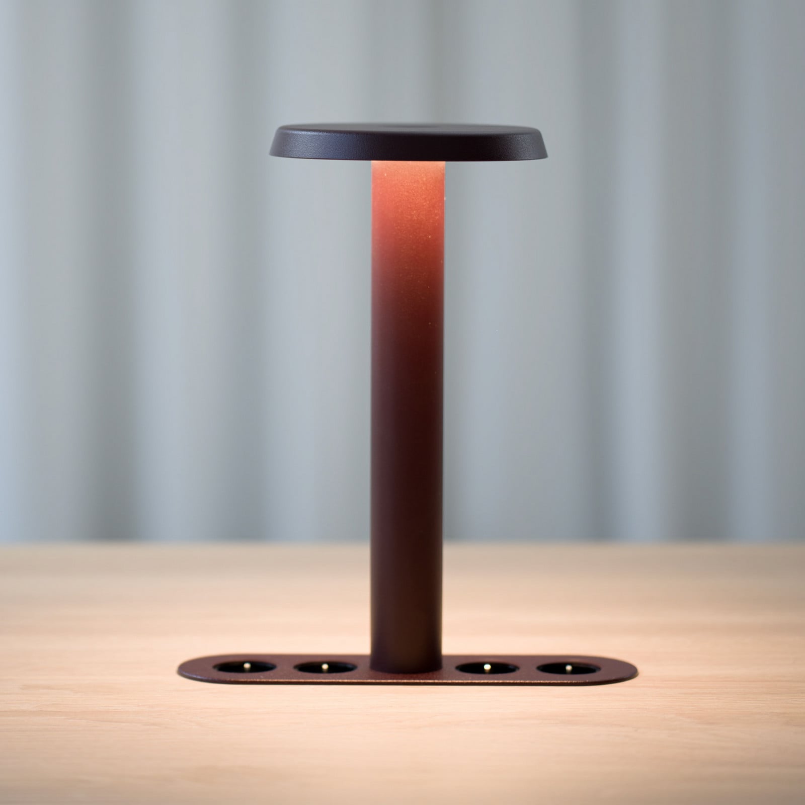 NOMAD LAMP 02 bordslampa, m&ouml;rkr&ouml;d 32 cm &ndash; Forming Function NOMAD COLLECTION - Vardagsrum - Design - Aluminium - Med en ljusk&auml;lla