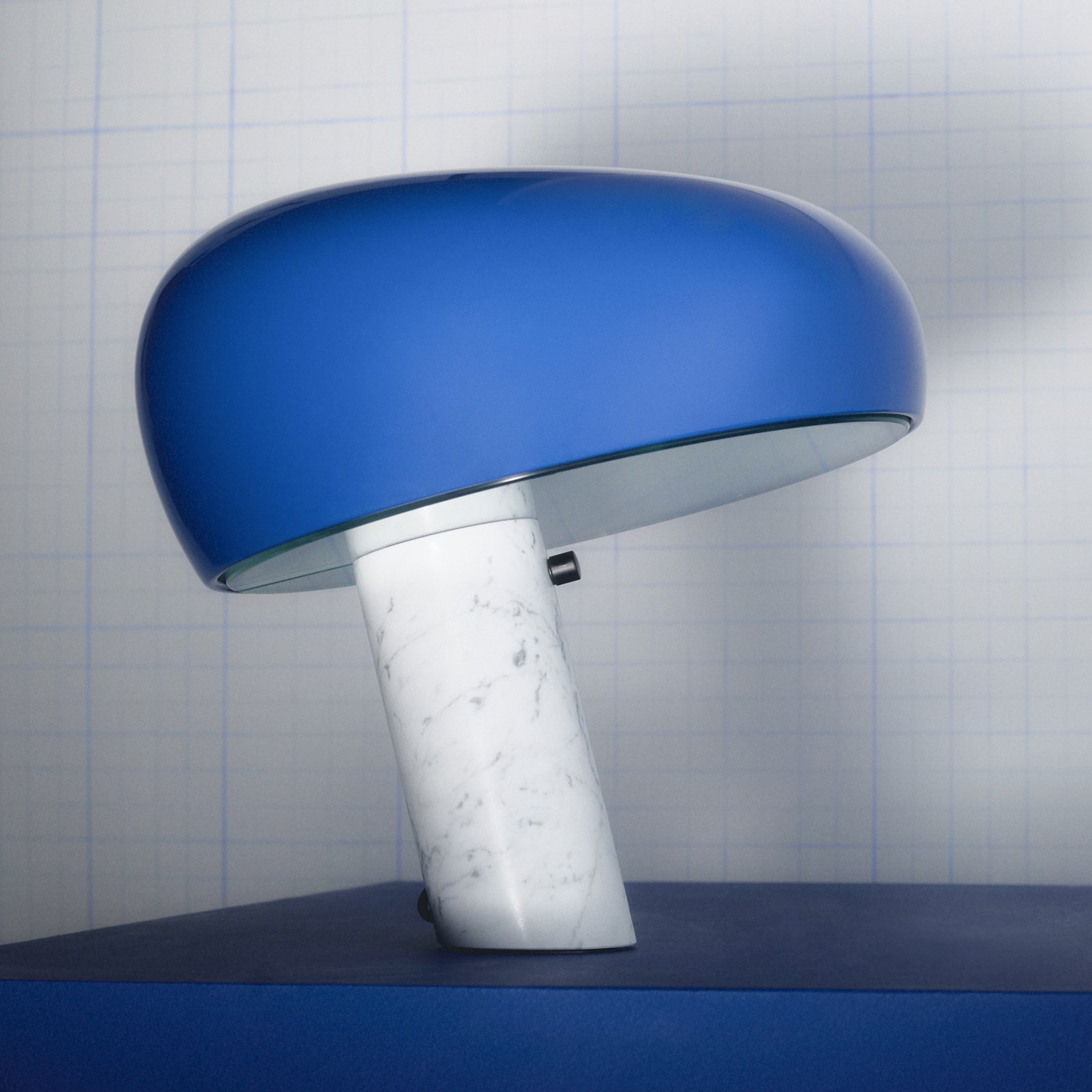 FLOS Snoopy bordlampe, marineblå, marmor, metal