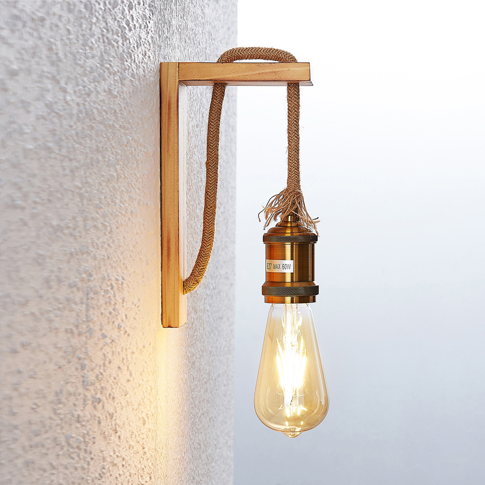 Lindby Helou Holz-Wandlampe mit sichtbarer Fassung