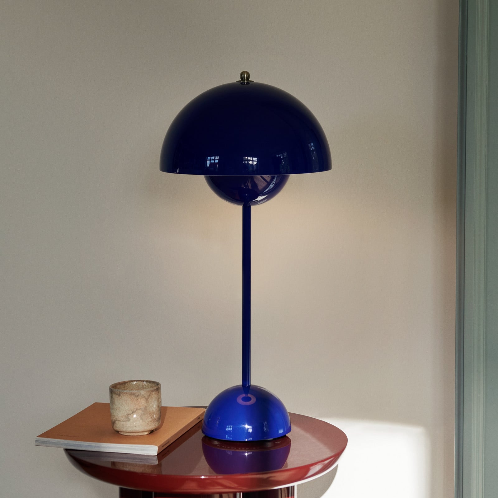 Flowerpot VP3 bordlampe, koboltblå, 50 cm &Tradition - Stue - Design - Metal - Med én lyskilde