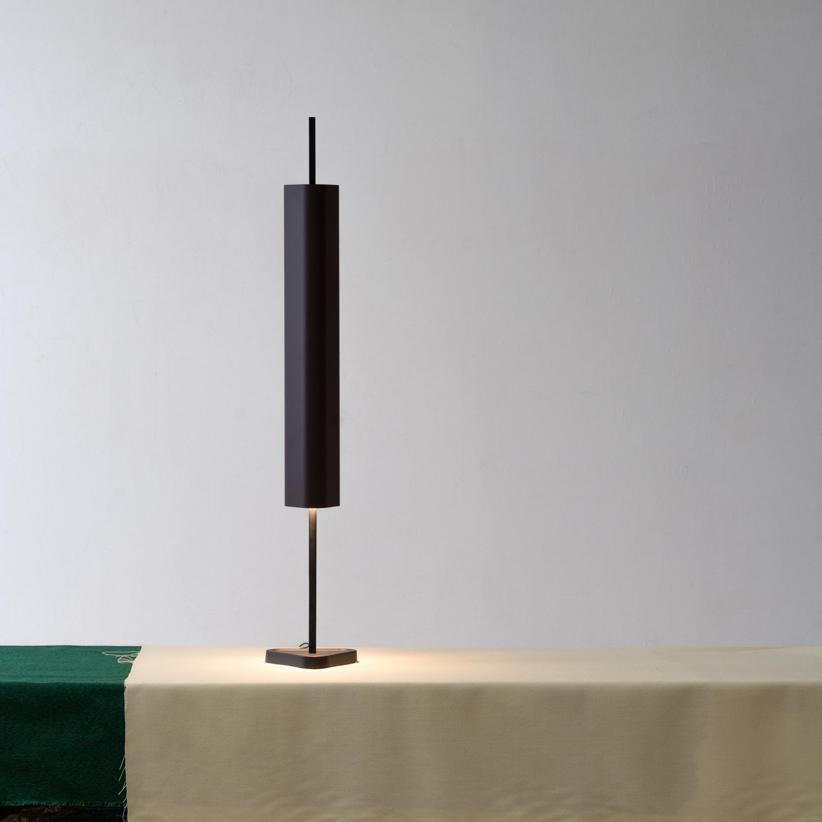 FLOS LED-Tischleuchte Emi, dunkelrot, dimmbar, Höhe 114 cm