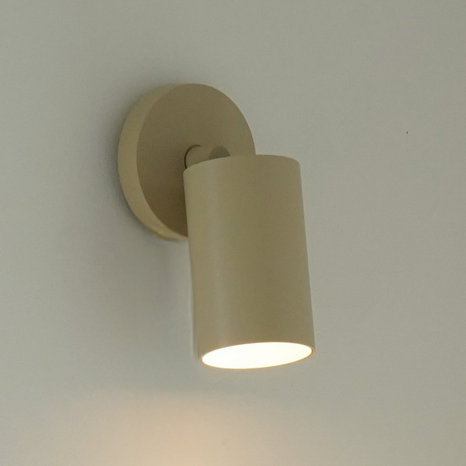 SpotOn Circle1 loftspot, beige, højde 13 cm, metal – Antidark SpotOn Circle1 loftspot, beige, højde 13 cm, metal – Antidark