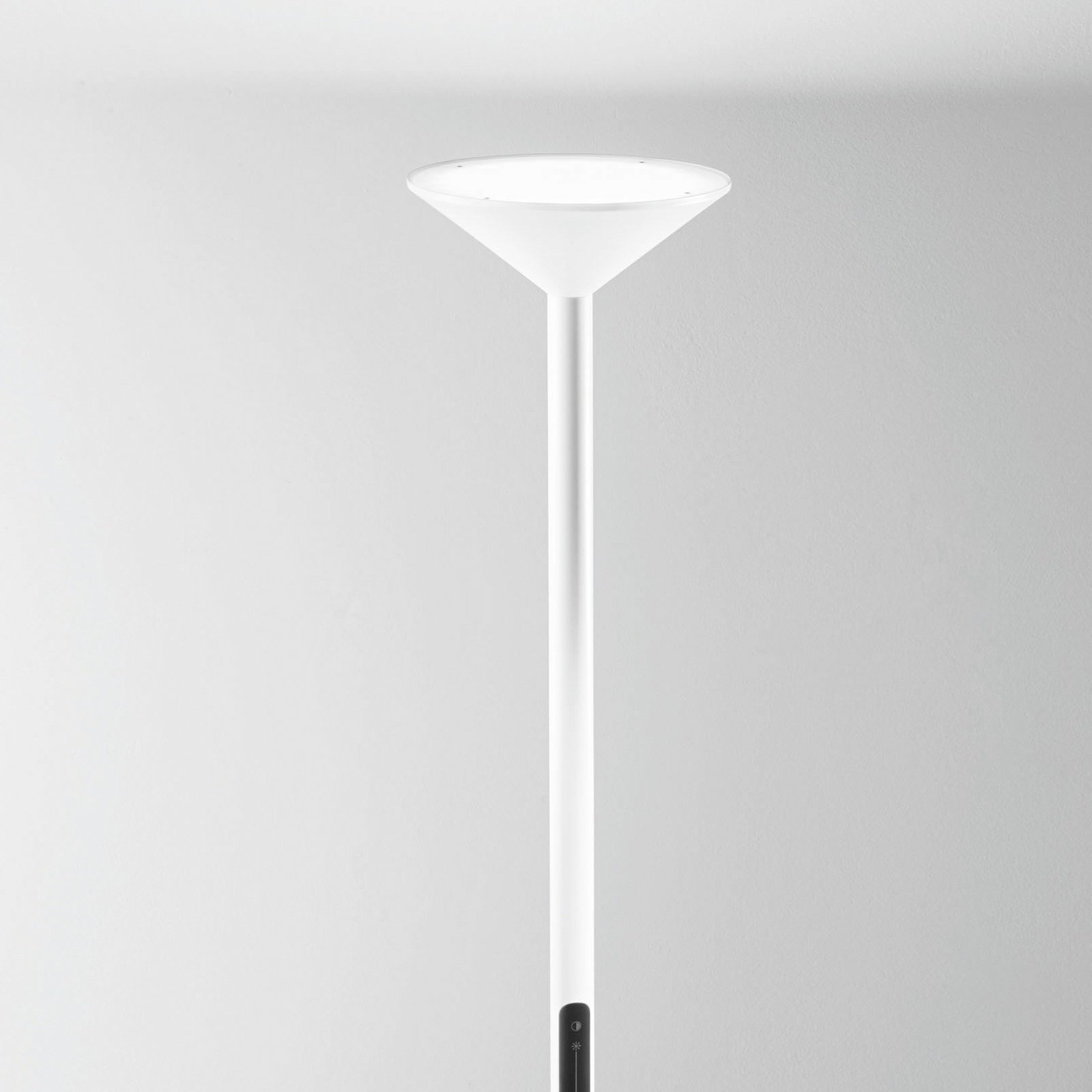 Tratto LED floor lamp, white, metal, CCT, dimmable