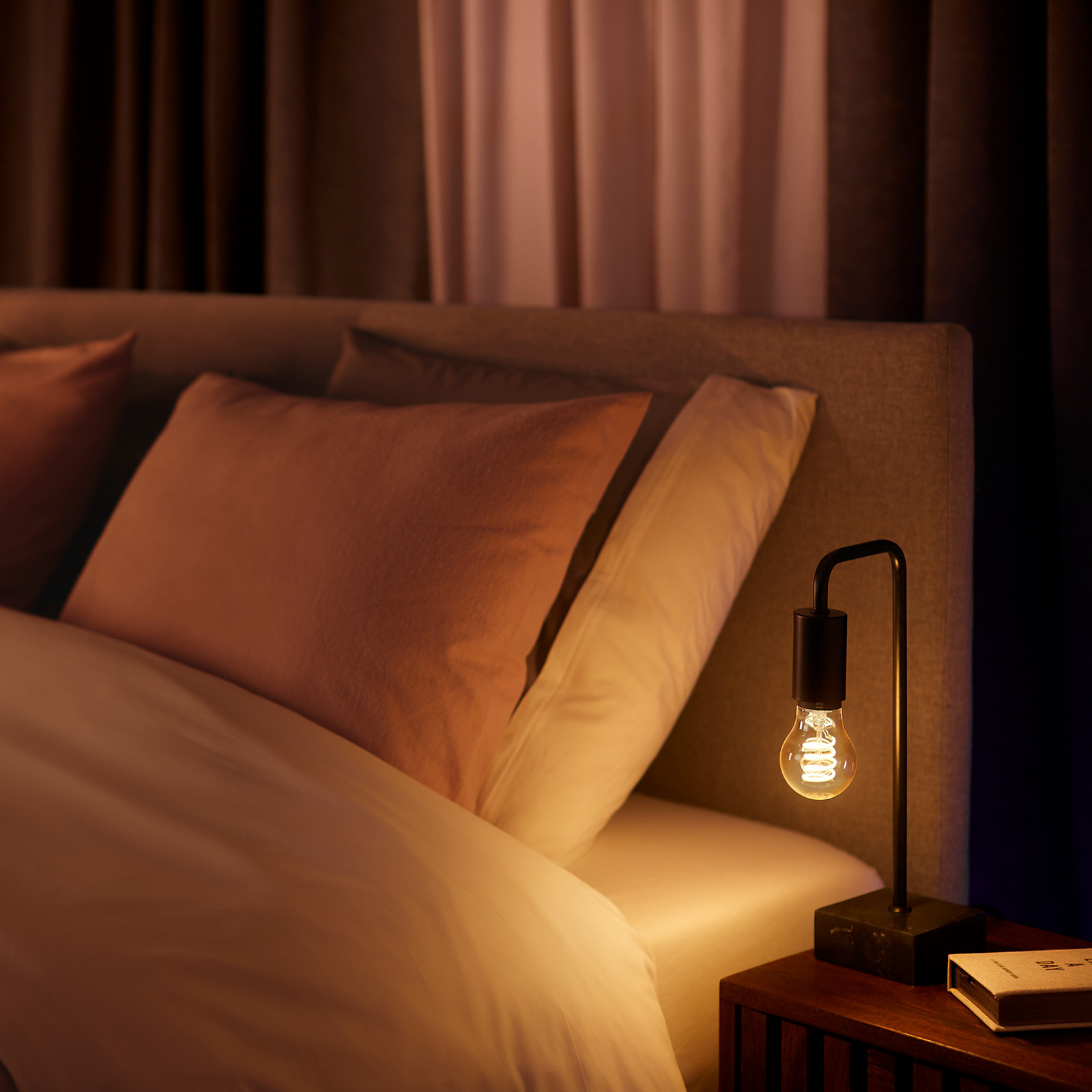 3x Philips Hue White E27 7W filament A60 550lm - Plastika