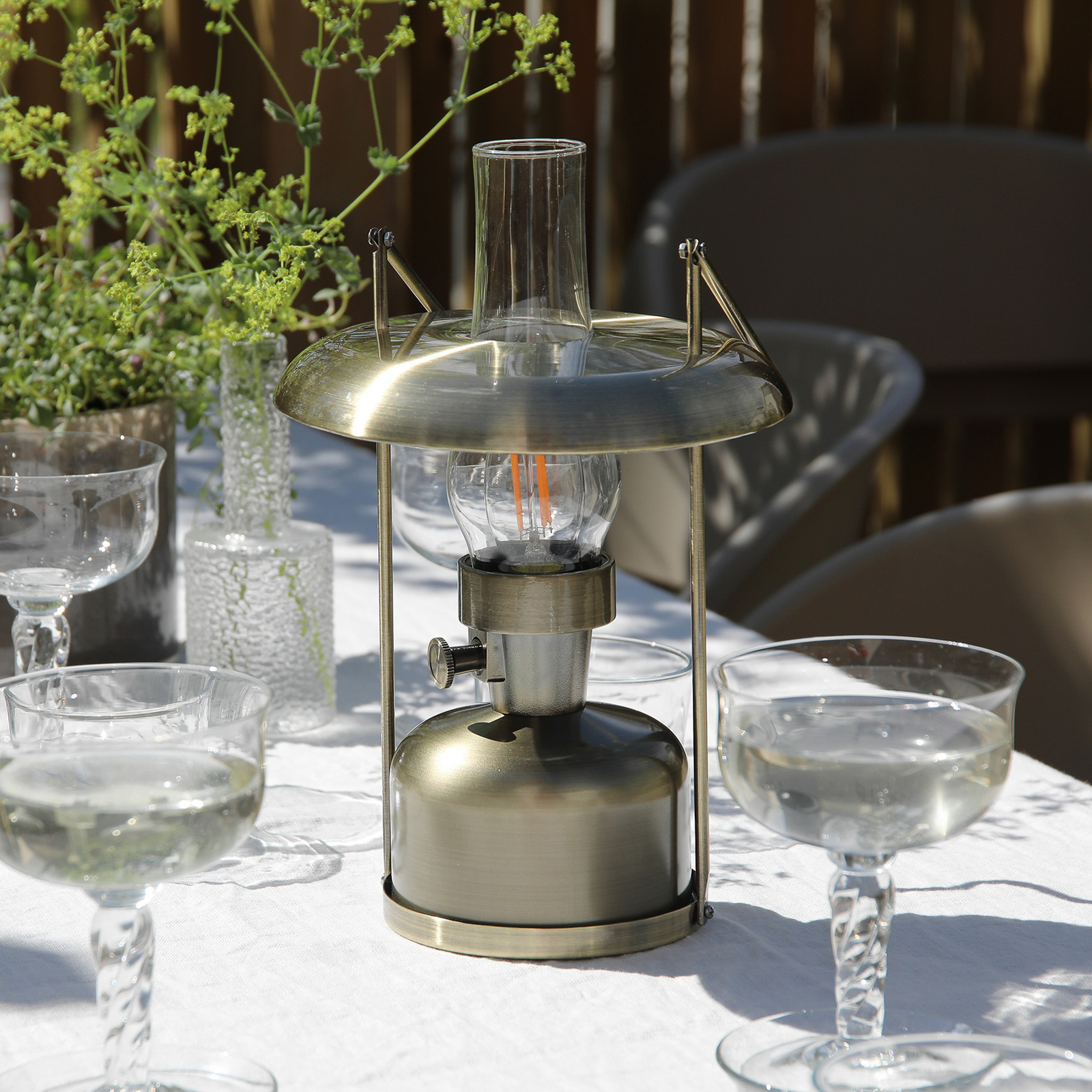 Markslöjd LED-batteridriven bordslampa Fanos, mässing, dimbar, IP44 Markslöjd LED-batteridriven bordslampa Fanos, mässing, dimbar, IP44