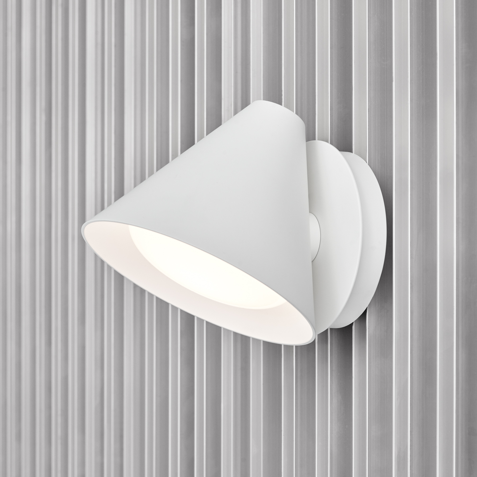 Стенна лампа Louis Poulsen Keglen в бяло, от приглушена до топла светлина