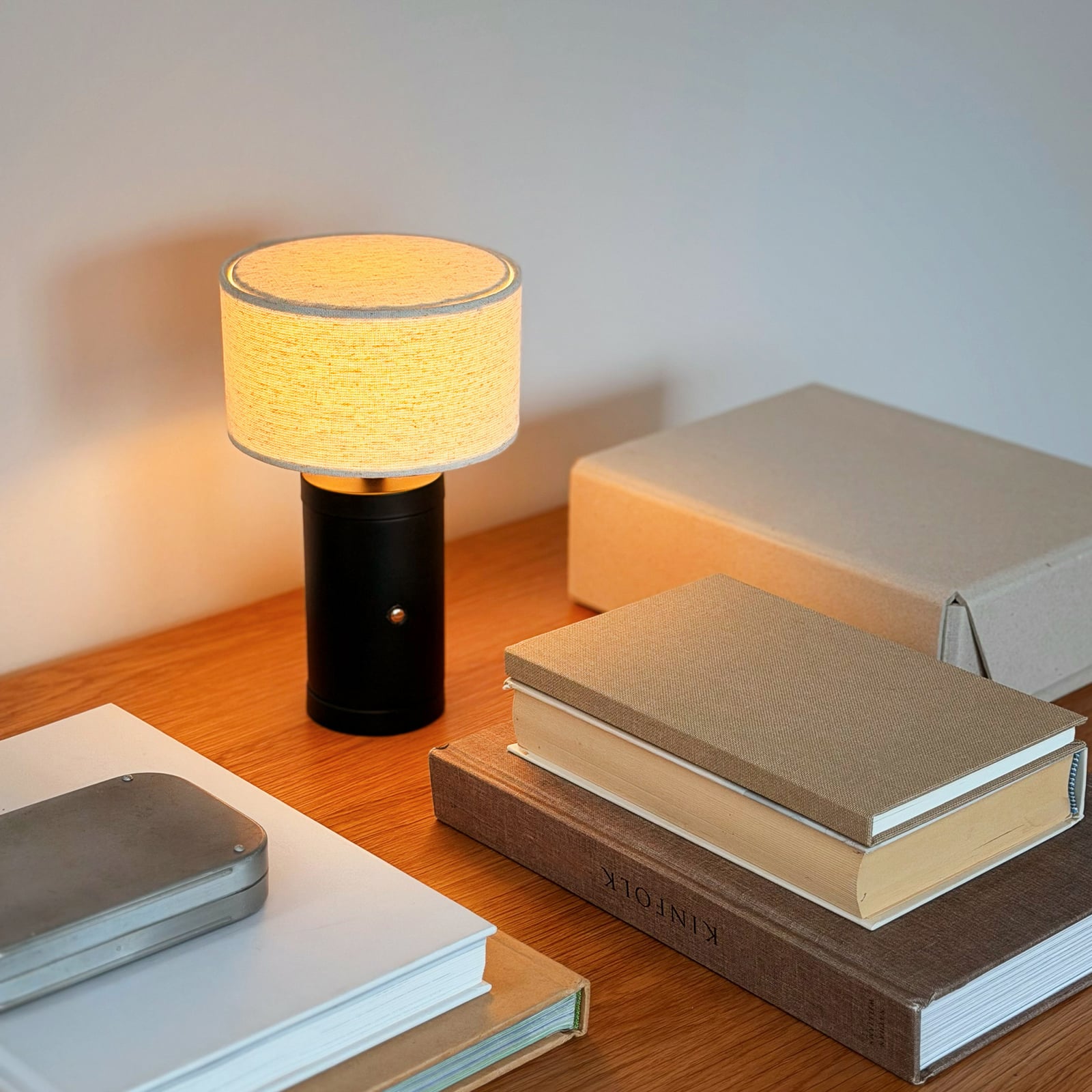 Mellow LED-akkupöytävalaisin, musta, 23 cm - Dyberg Larsen