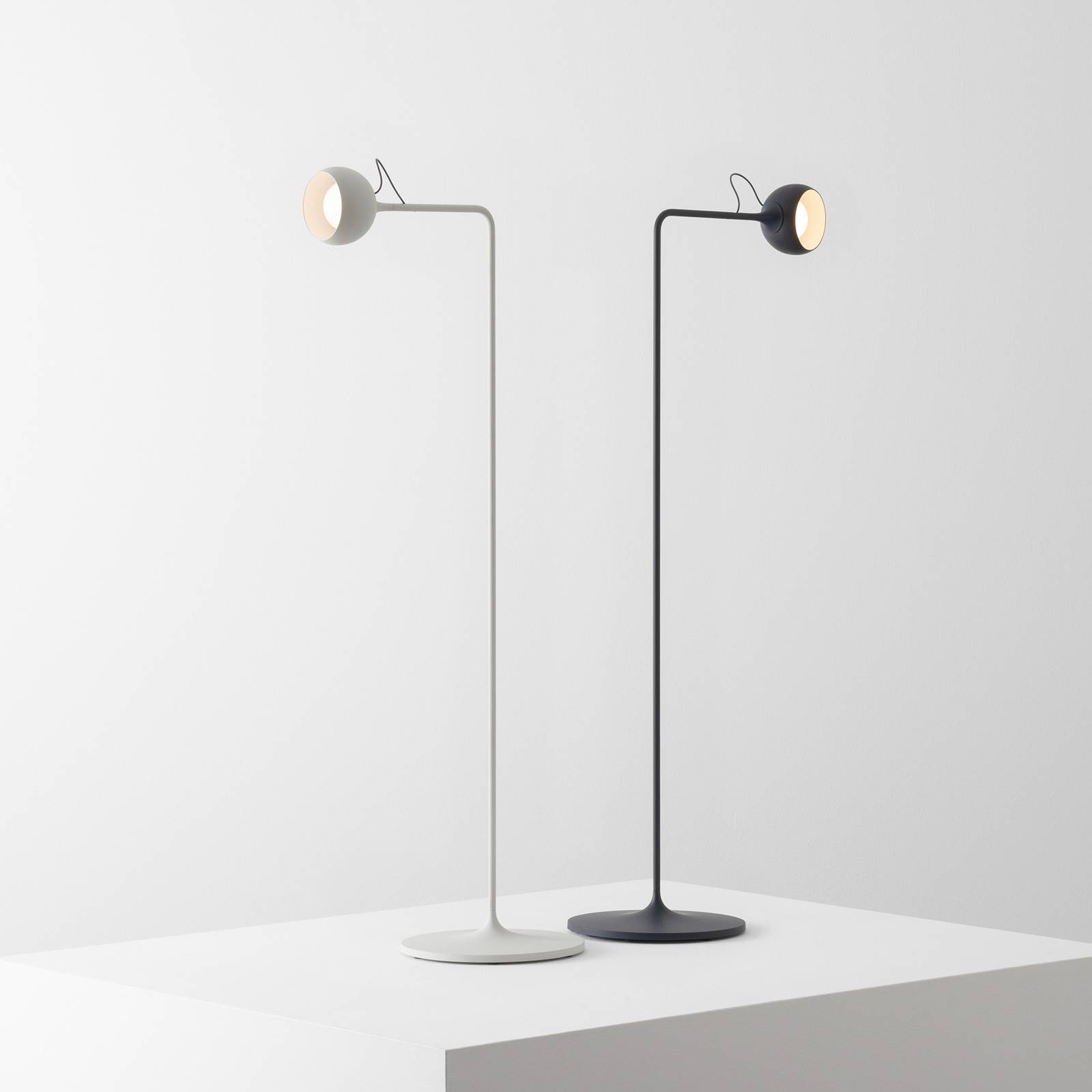 Artemide Ixa Reading lampa stojąca LED biało-szara