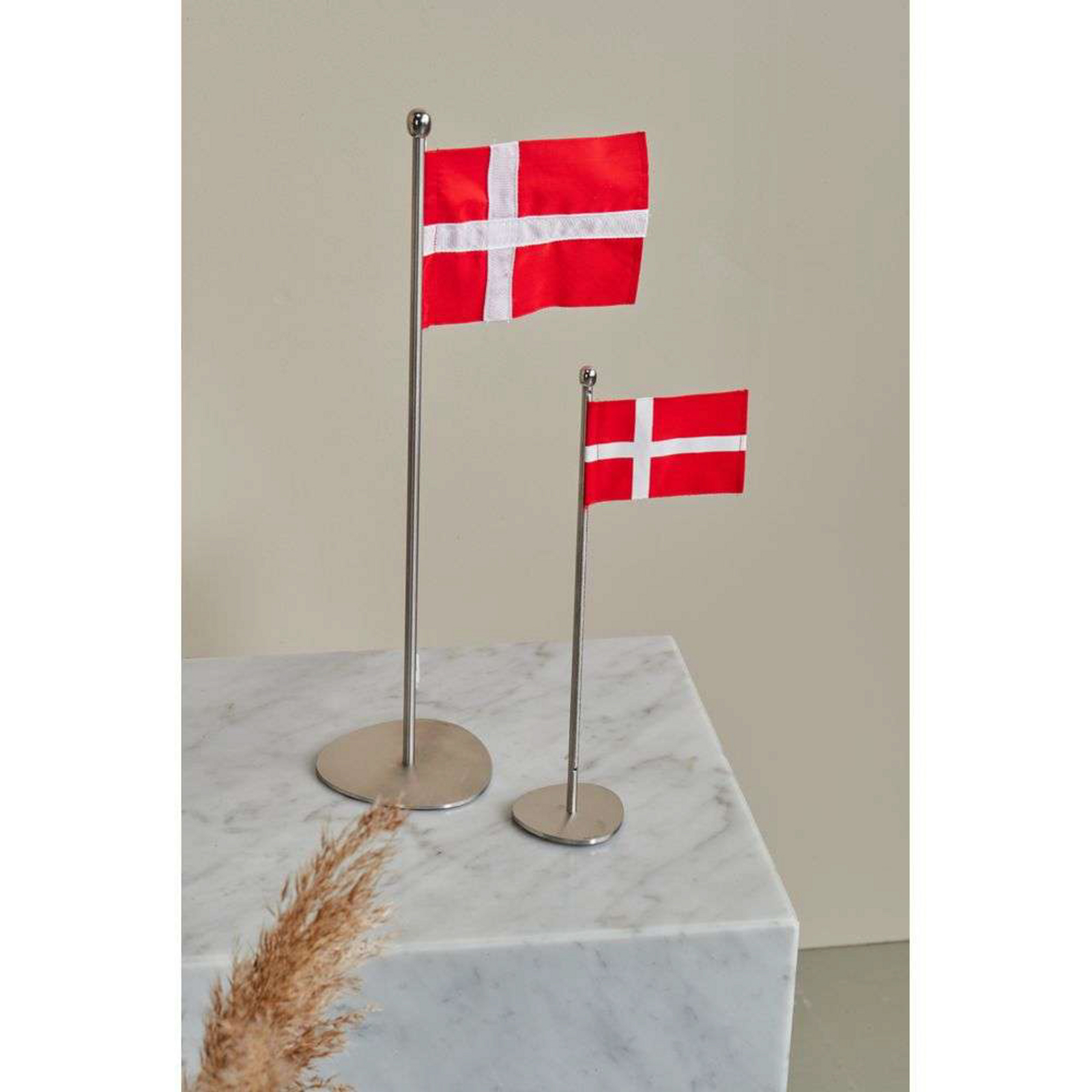 Tischfahnenmast H35 mit dänischer Flagge von Piet Hein