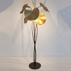 Lámpara de pie LED Controversia, pantalla dorada