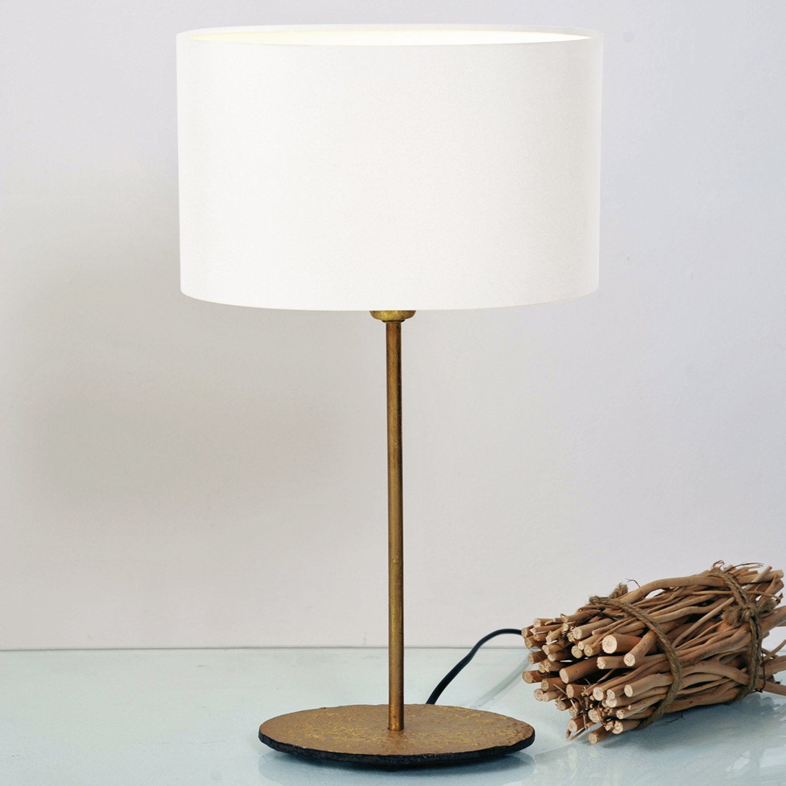 Lámpara de mesa Mattia, pantalla ovalada en blanco