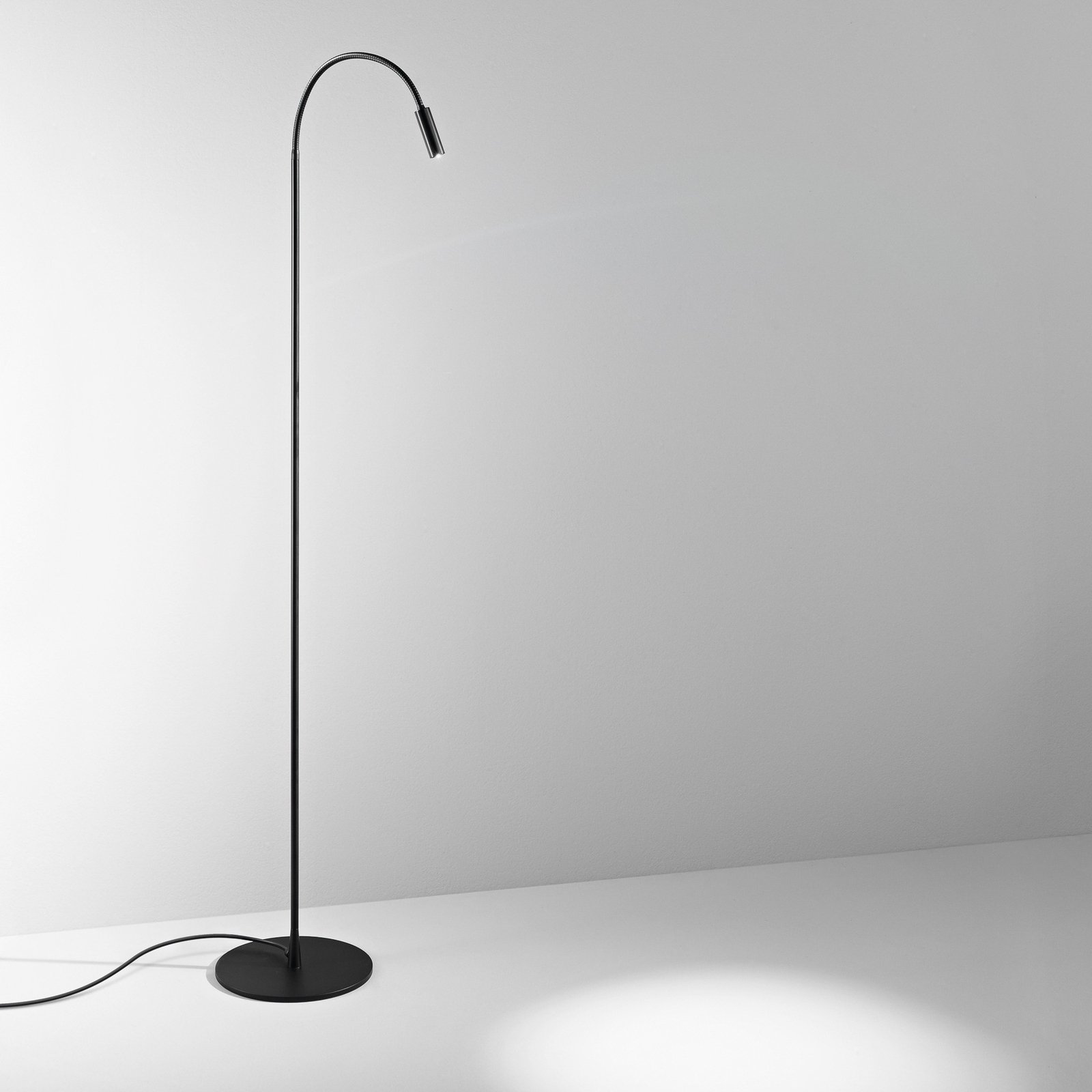 Egger Zooom LED floor lamp, flexible arm, platinum