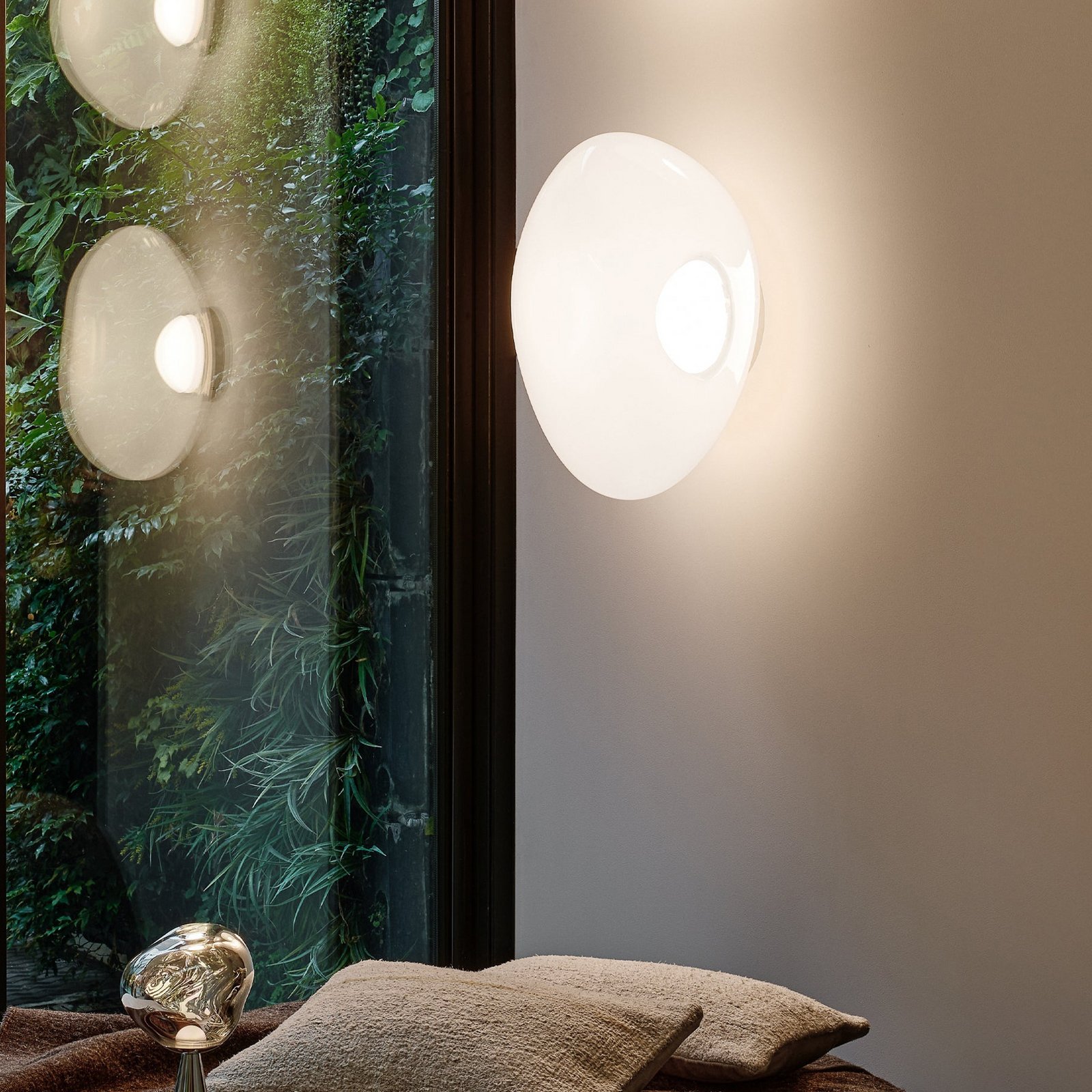 Tom Dixon LED stenska svetilka Melt, Ø 50 cm, opal/zlata barva