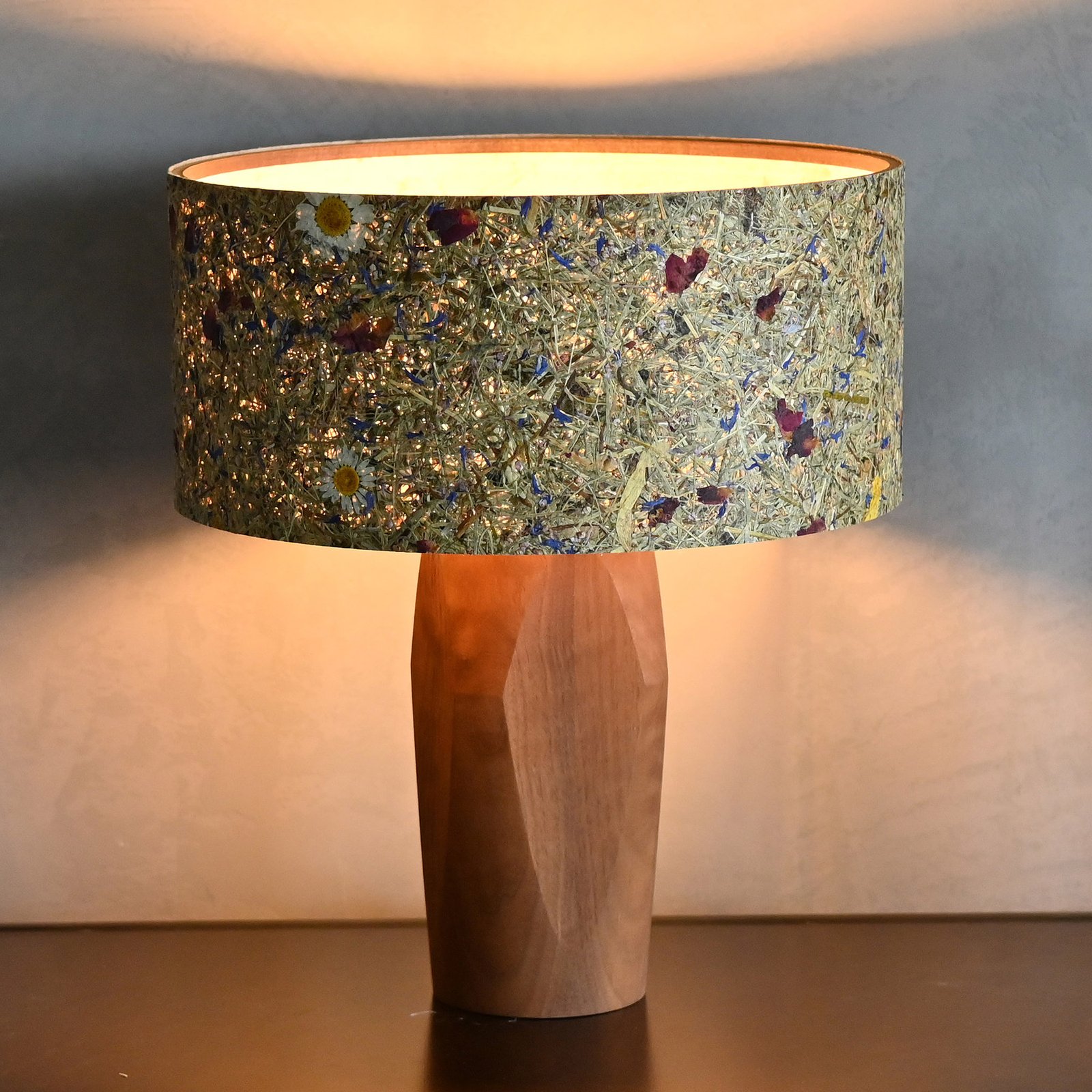 LeuchtNatur Pura LED table lamp walnut/meadow