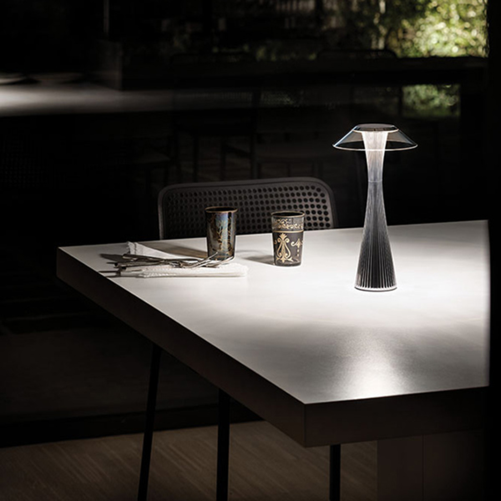 Kartell Space – dizajnérska stolná LED lampa chróm