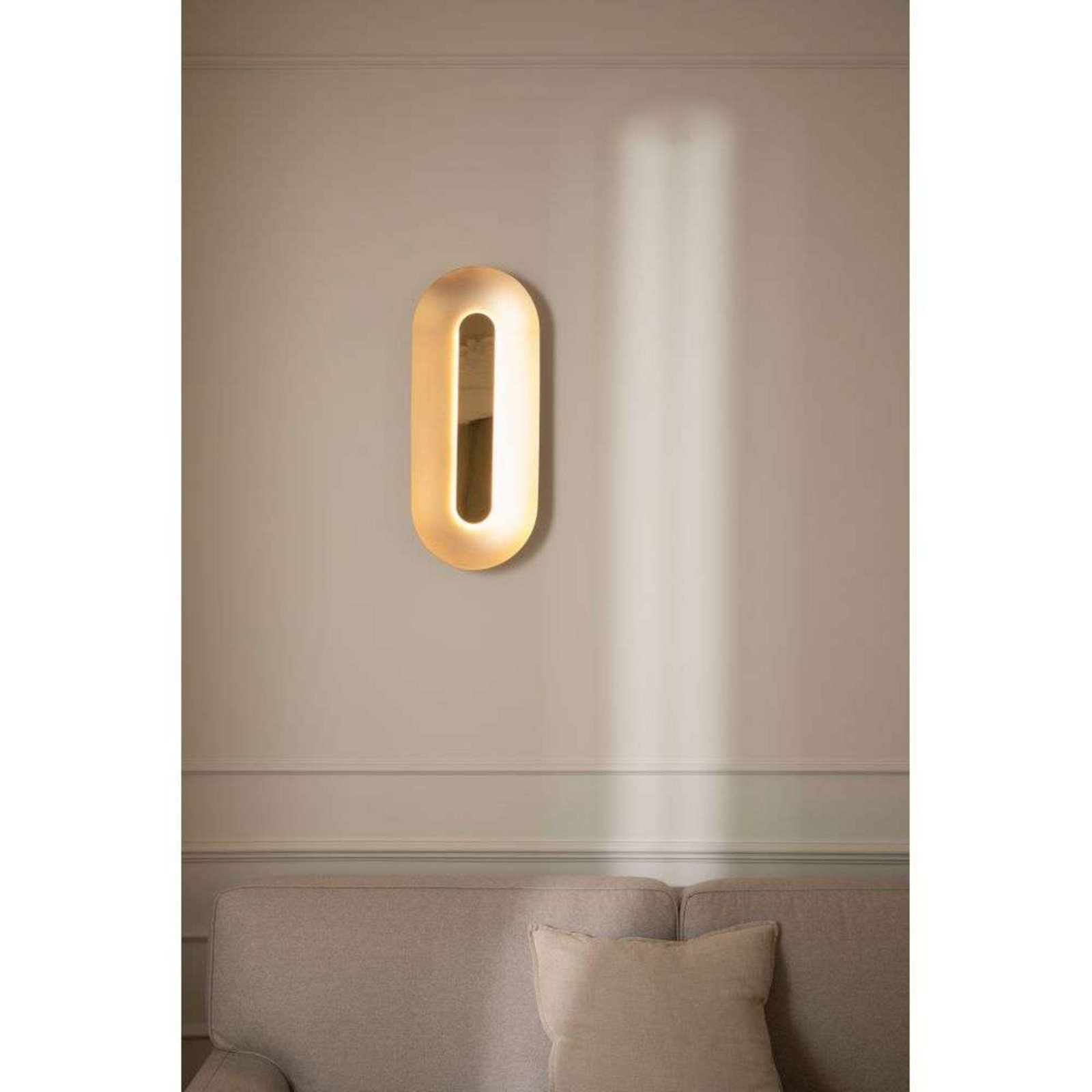 Nuura LED-vegglampe Sasi, høyde 65 cm, messingfarget, metall