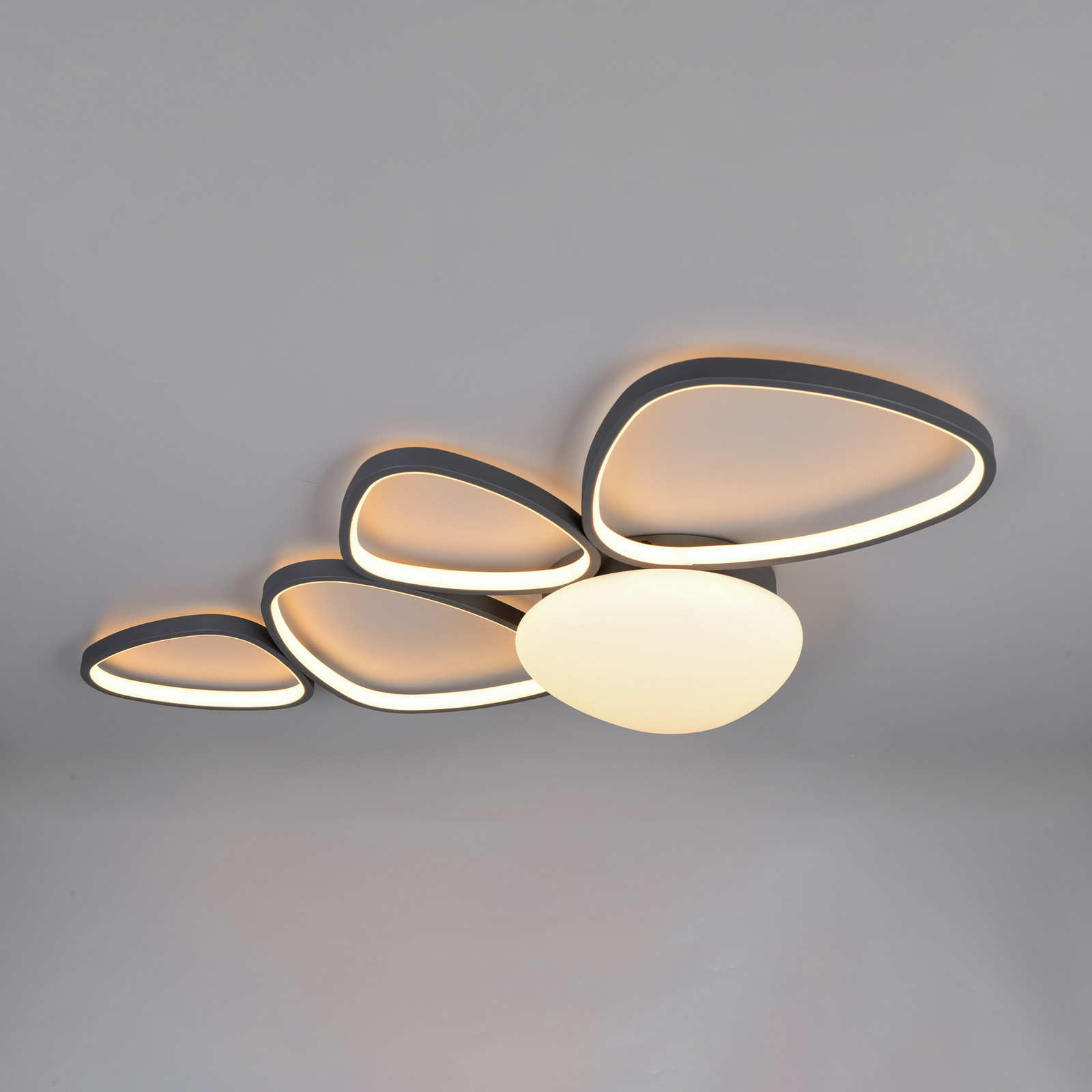 Trio Lighting LED таванна лампа Amelio, черна, 102 см, CCT, дистанционно управление