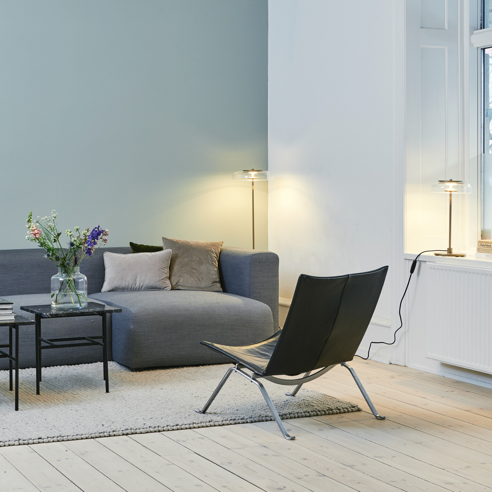 Nuura LED stolní lampa Blossi, výška 43 cm, zlatá/čirá