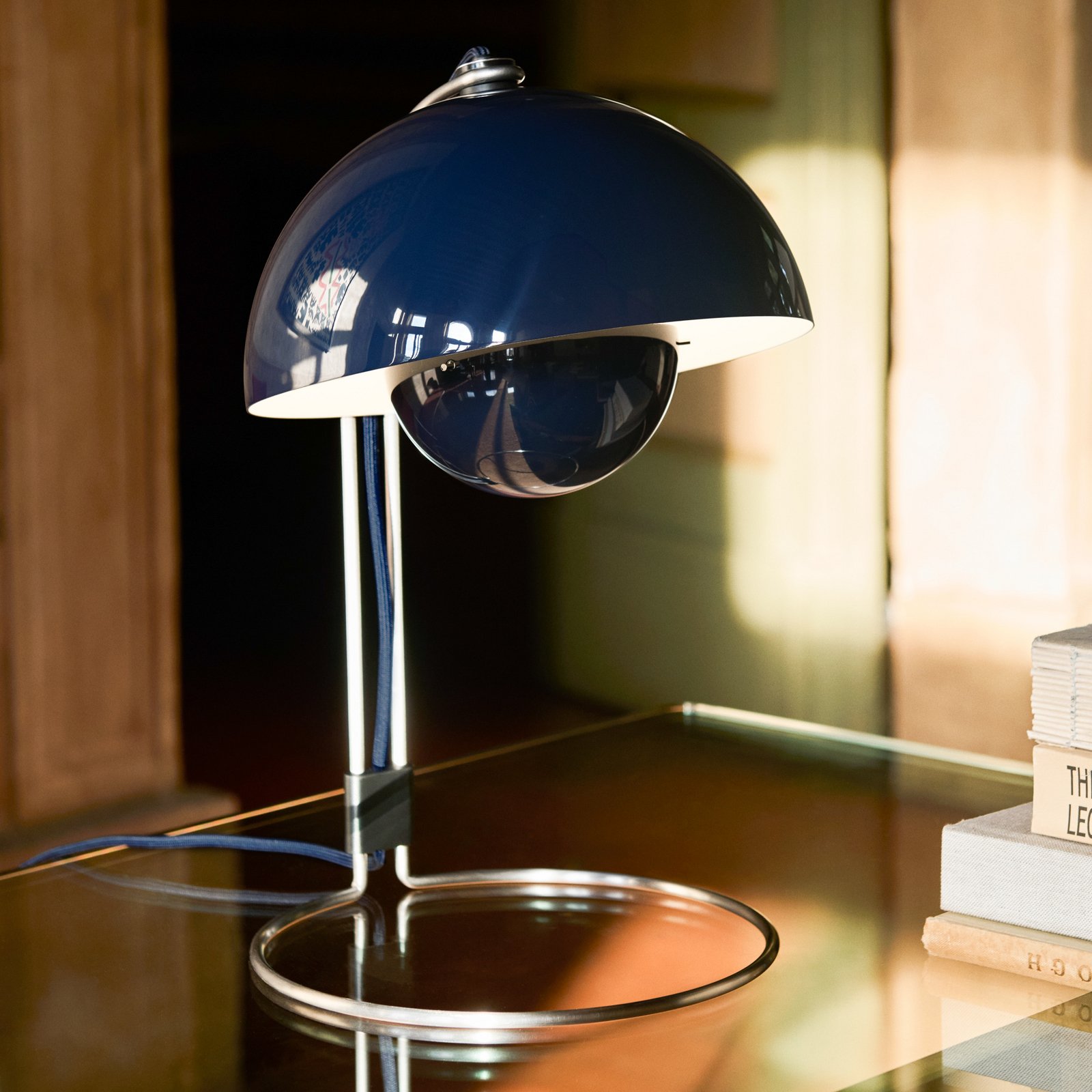 Lampe à poser Flowerpot VP4, bleu acier, 39 cm - &TRADITION