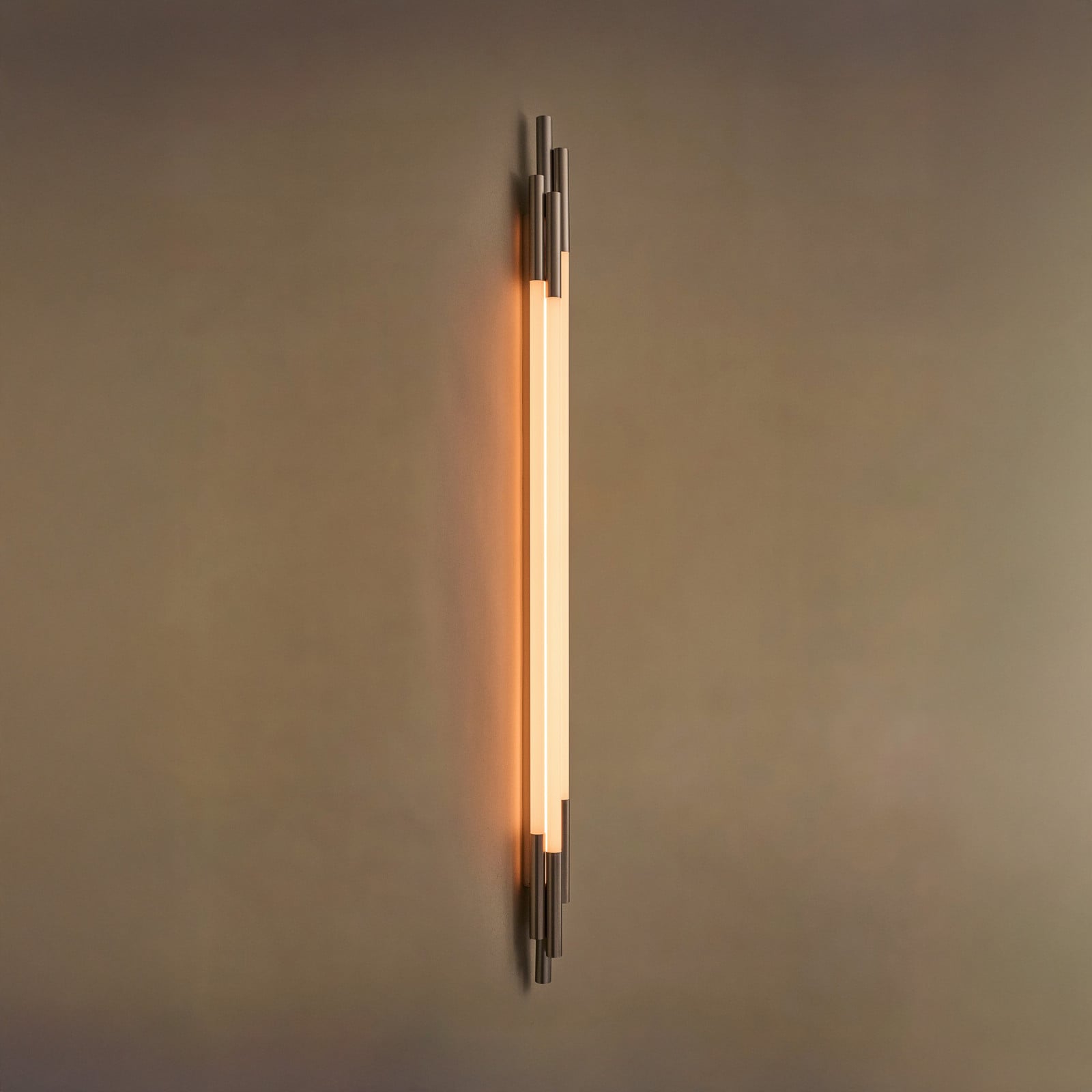 ORG LED-væglampe, højde 150 cm, nikkelfarvet, 2400 K – DCW - Entré - Design - Aluminium