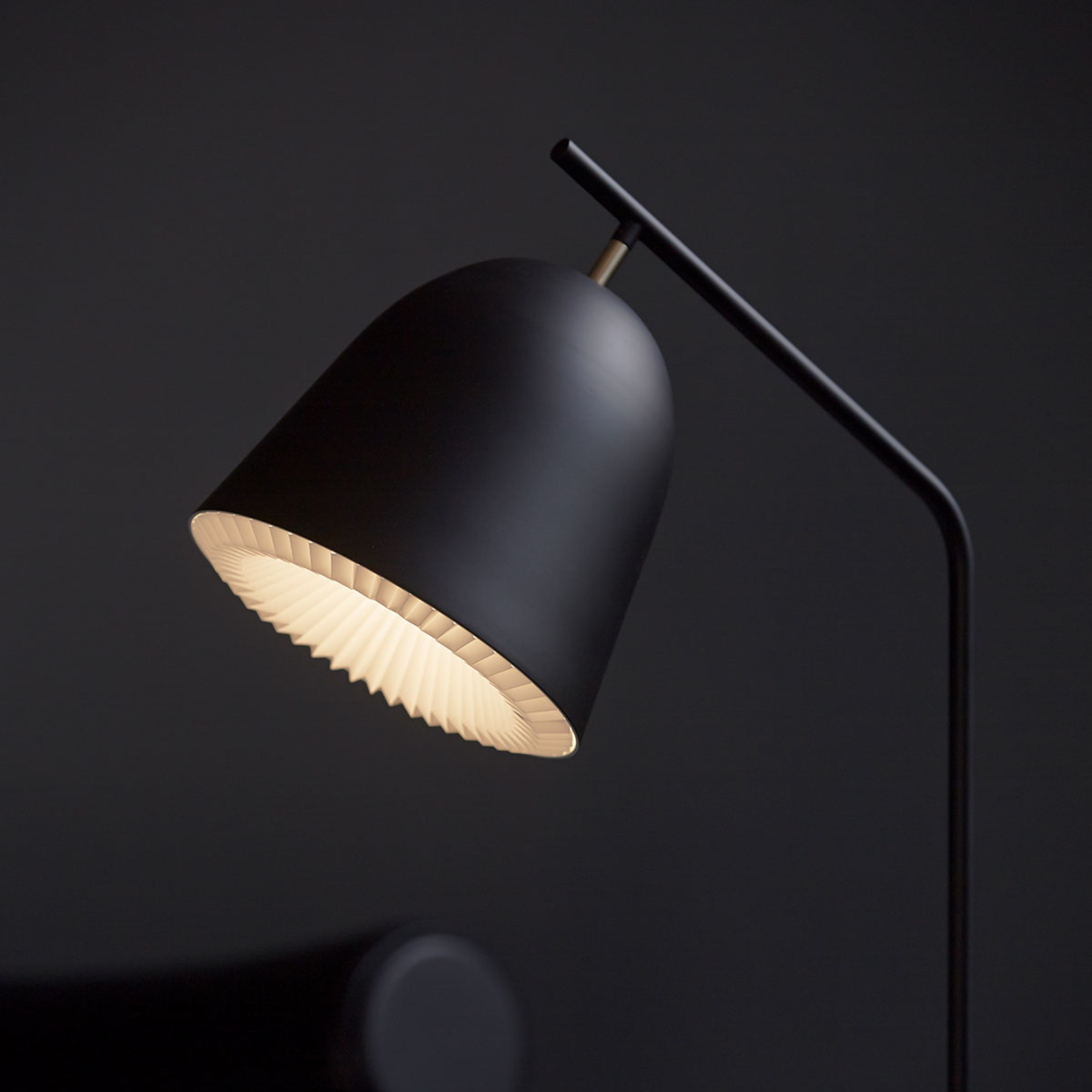 LE KLINT Caché - lámpara de pie de diseño, negro