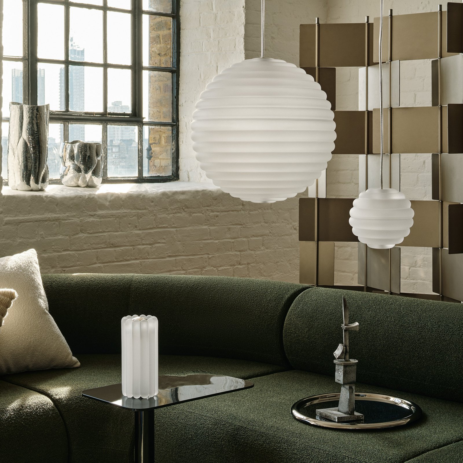 Candeeiro suspenso LED Tom Dixon Press Sphere Mini fosco Ø 15 cm Candeeiro suspenso LED Tom Dixon Press Sphere Mini fosco Ø 15 cm