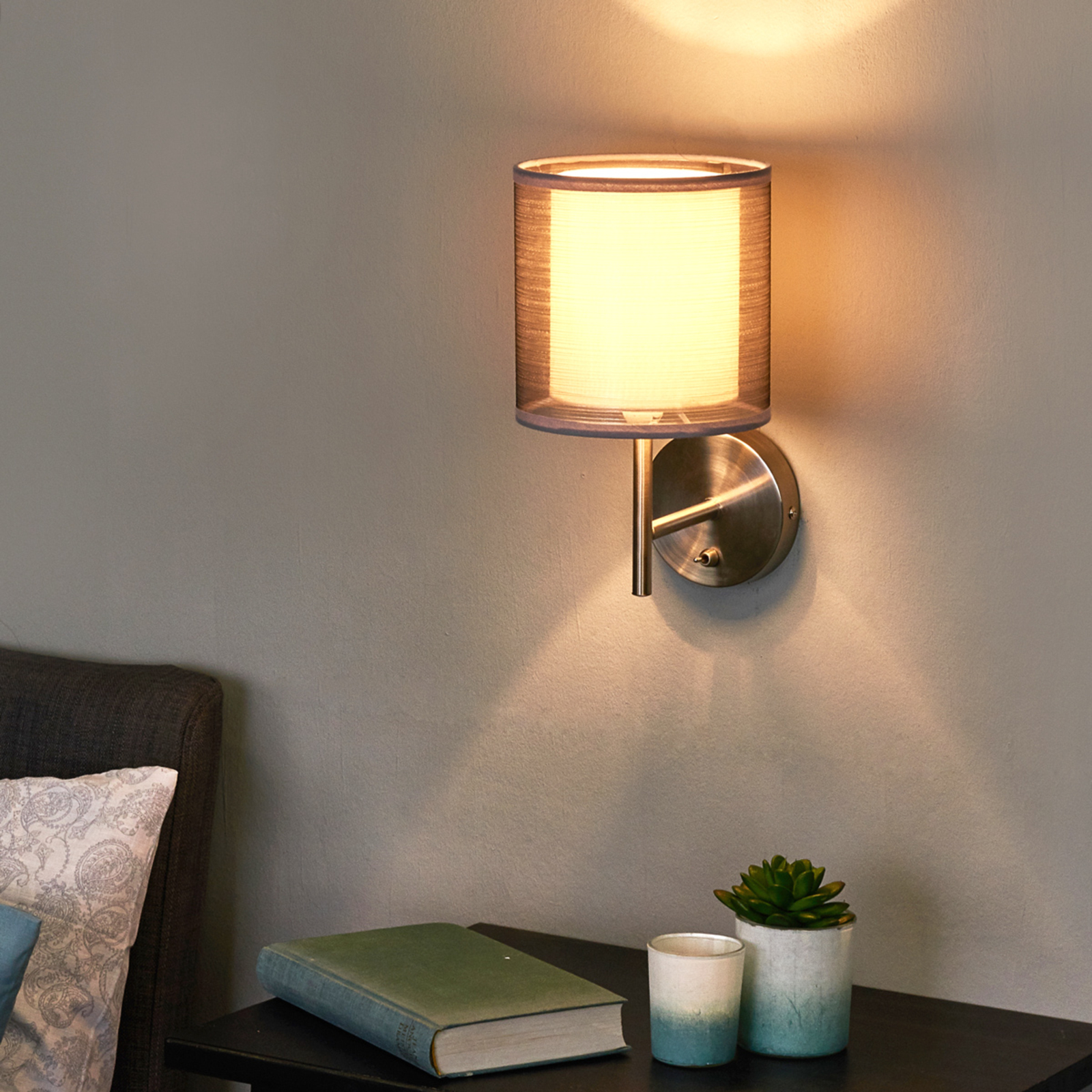 Fortyllende stoffvegglampe Nica i grå | Lampegiganten.no Fortyllende stoffvegglampe Nica i grå | Lampegiganten.no