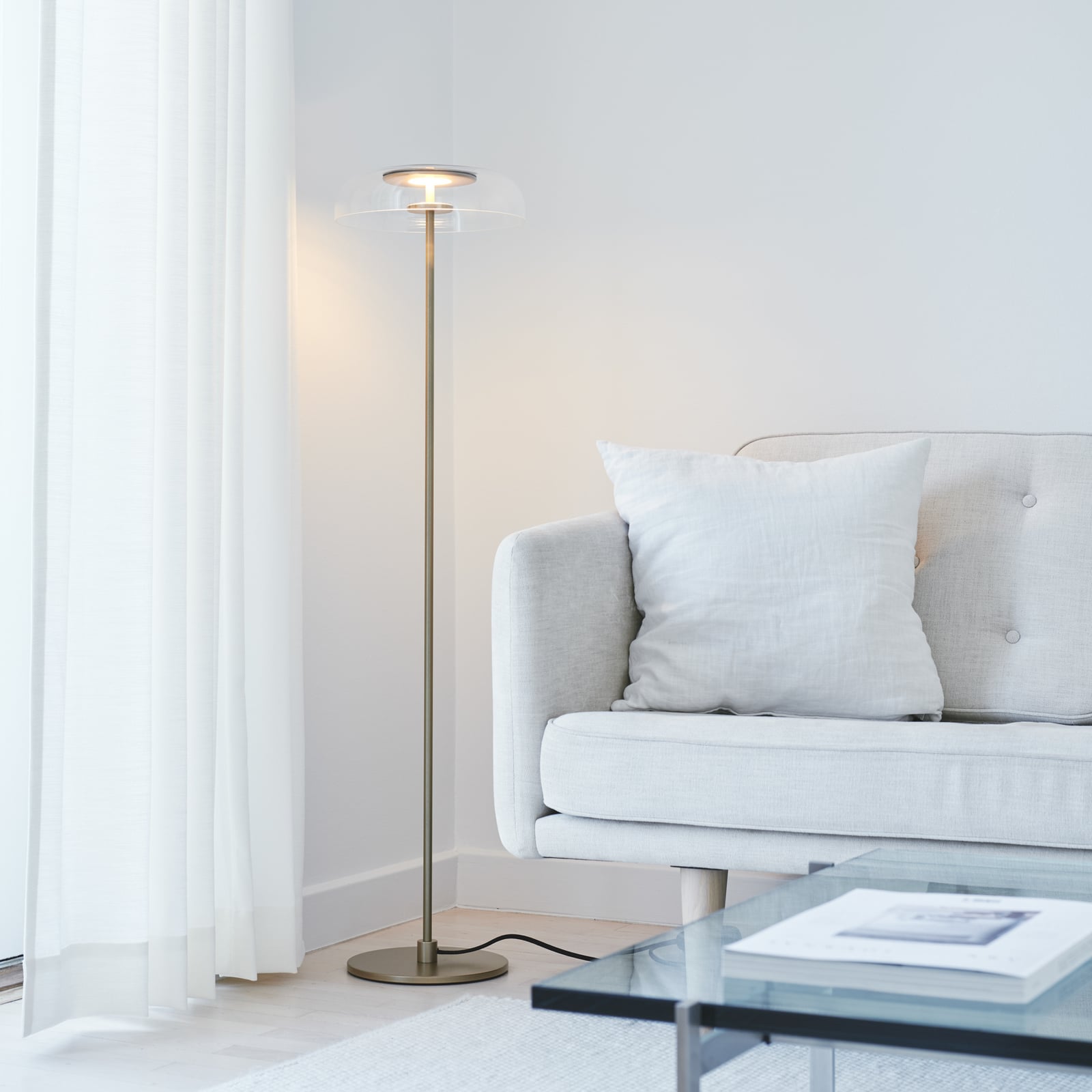 Nuura LED stojací lampa Blossi, výška 120 cm, zlatá/čirá
