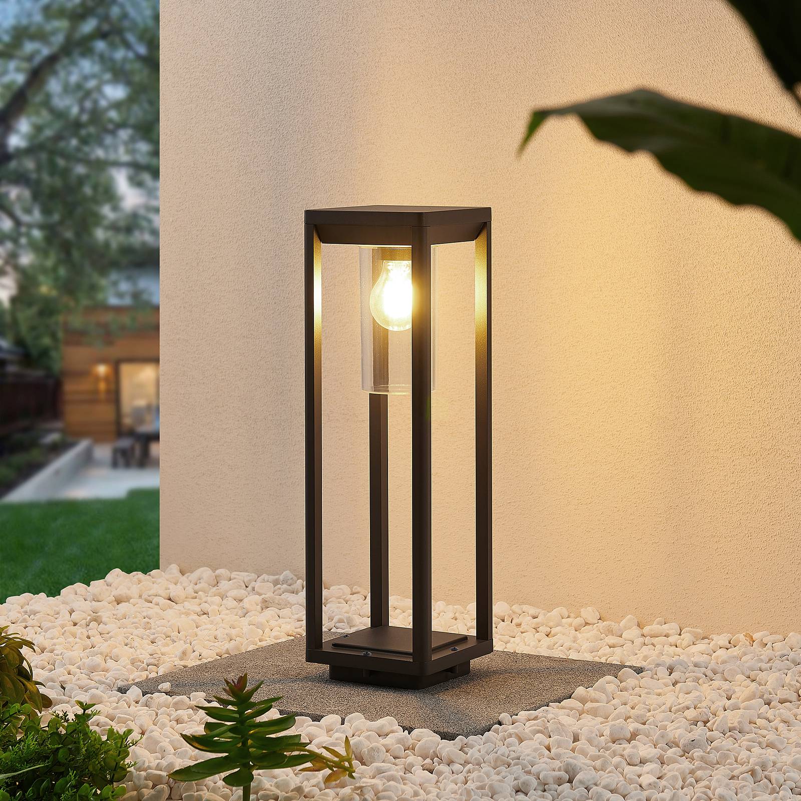 E-shop Lindby Estami stĺpiková lampa, 50 cm, tmavo-sivá