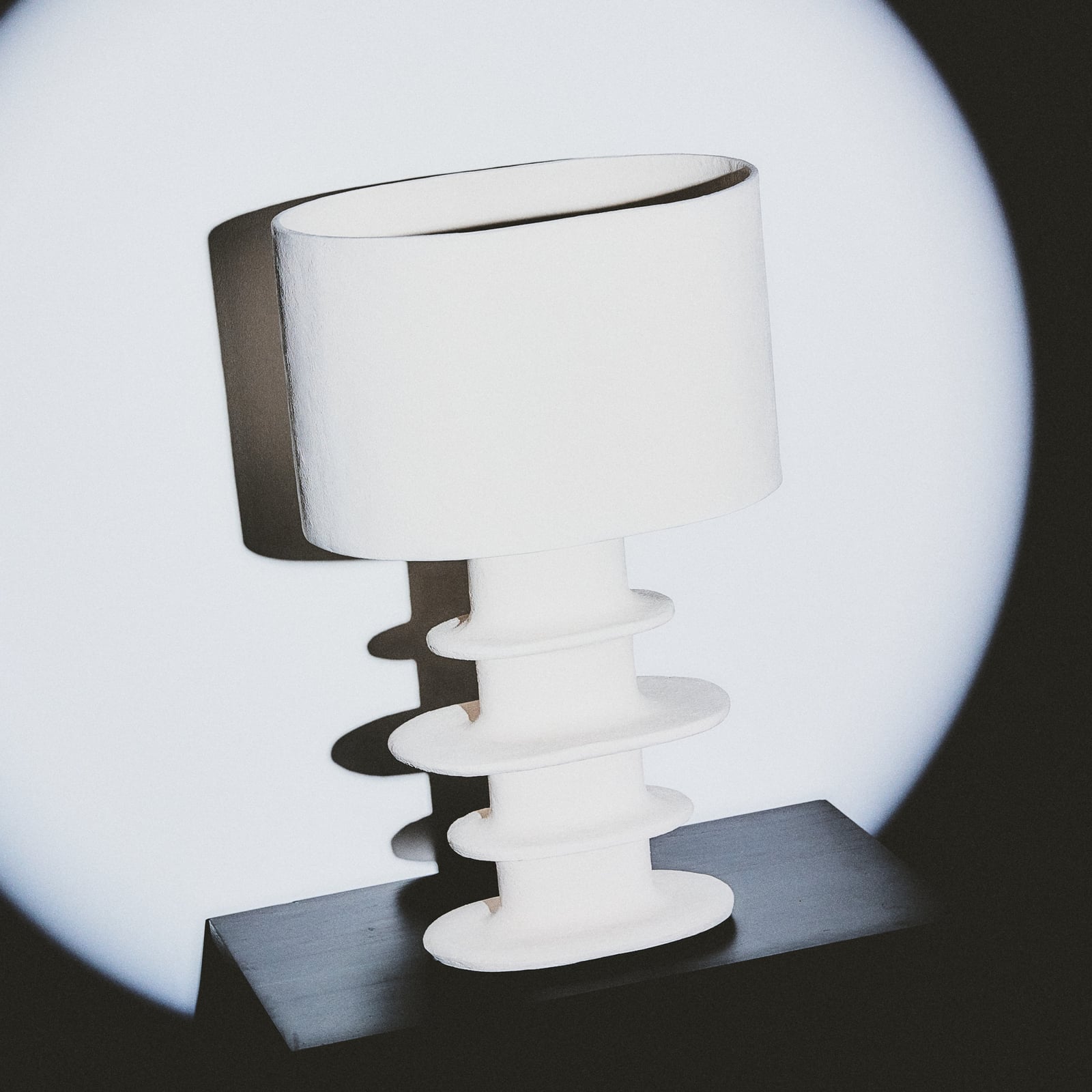03 WHITE EARTH bordlampe, papmaché, højde 69 cm, E27 – Serax