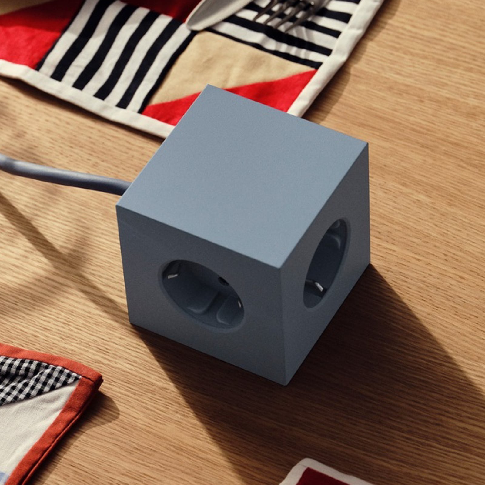 SQUARE 1 -pistorasia, sininen, 3 Schuko-pistokepaikkaa, 2 USB-liitäntää, 1,8