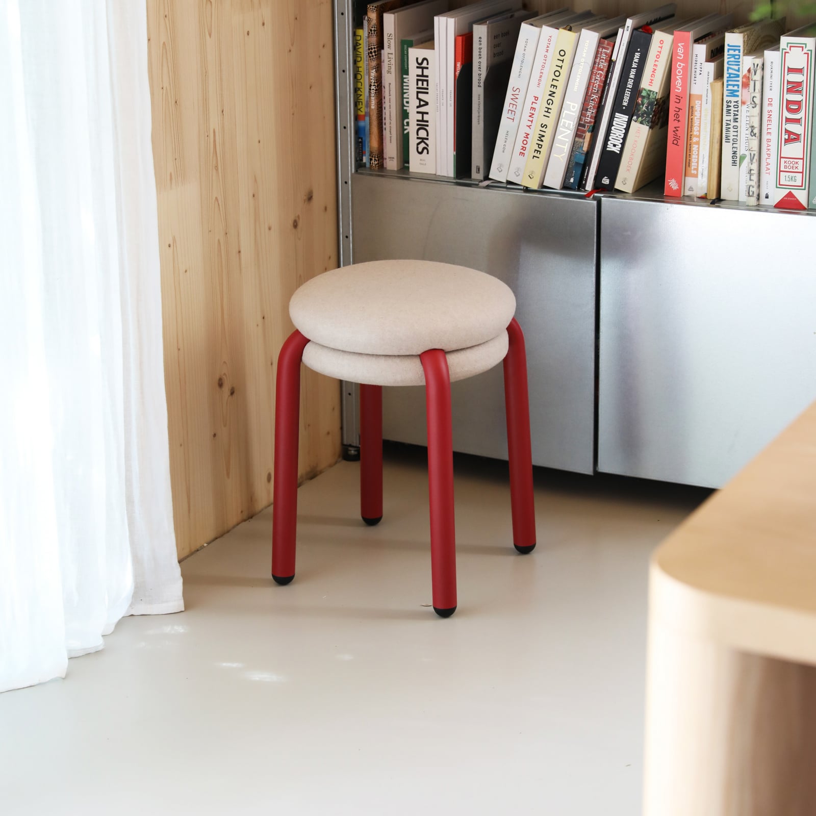 Chaise Macaron, beige/rouge, métal, hauteur 47 cm - &Klevering
