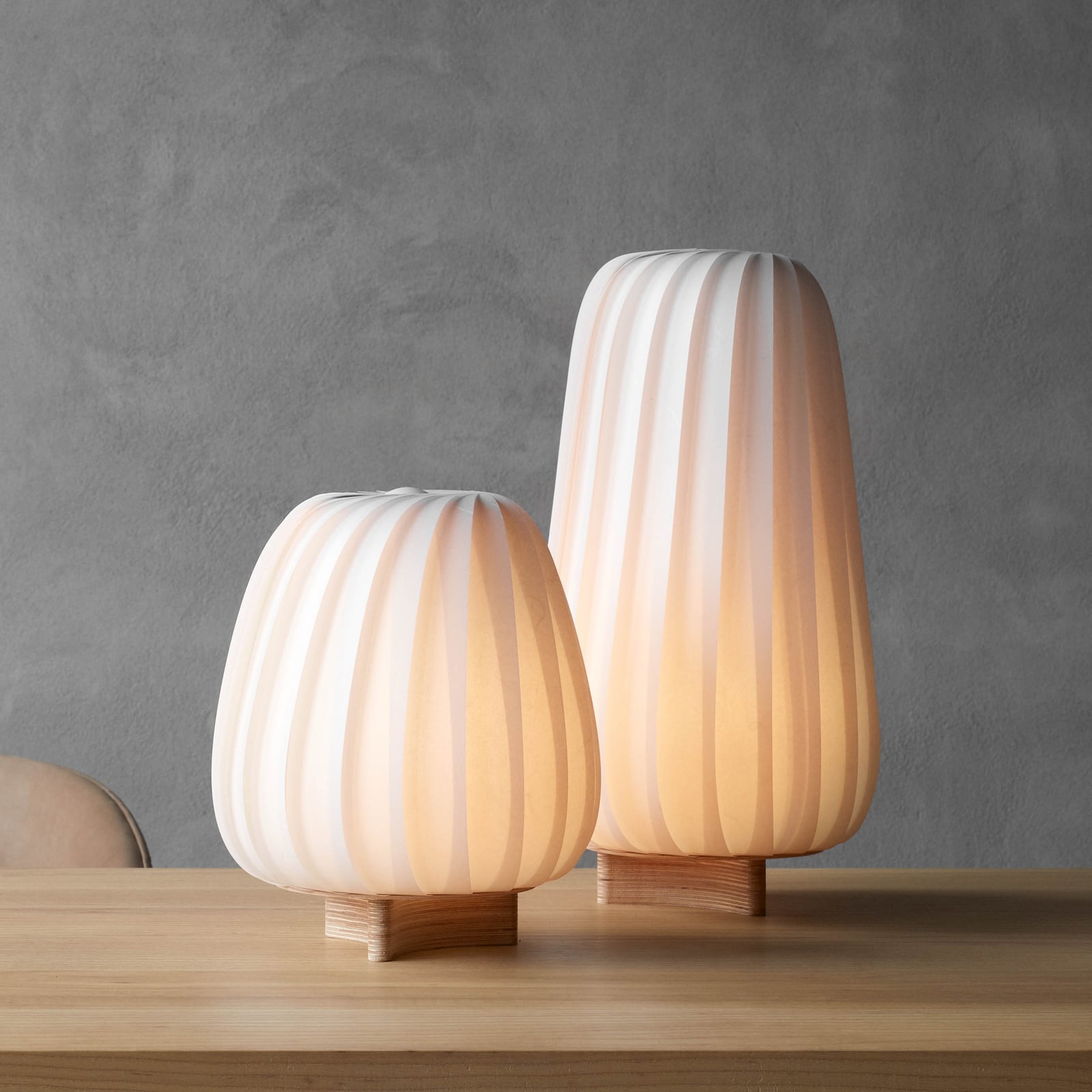 Lampe à poser Tom Rossau ST906, blanche, 31 cm de hauteur, en papier, culot E27 Lampe à poser Tom Rossau ST906, blanche, 31 cm de hauteur, en papier, culot E27