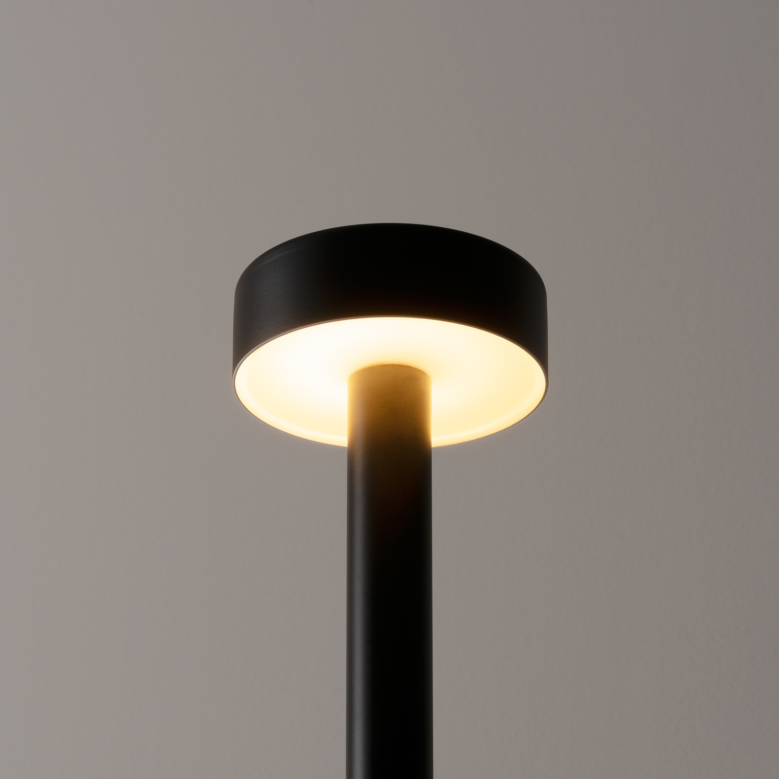 Milan Peak Lane stolová LED, dizajnérsky kúsok