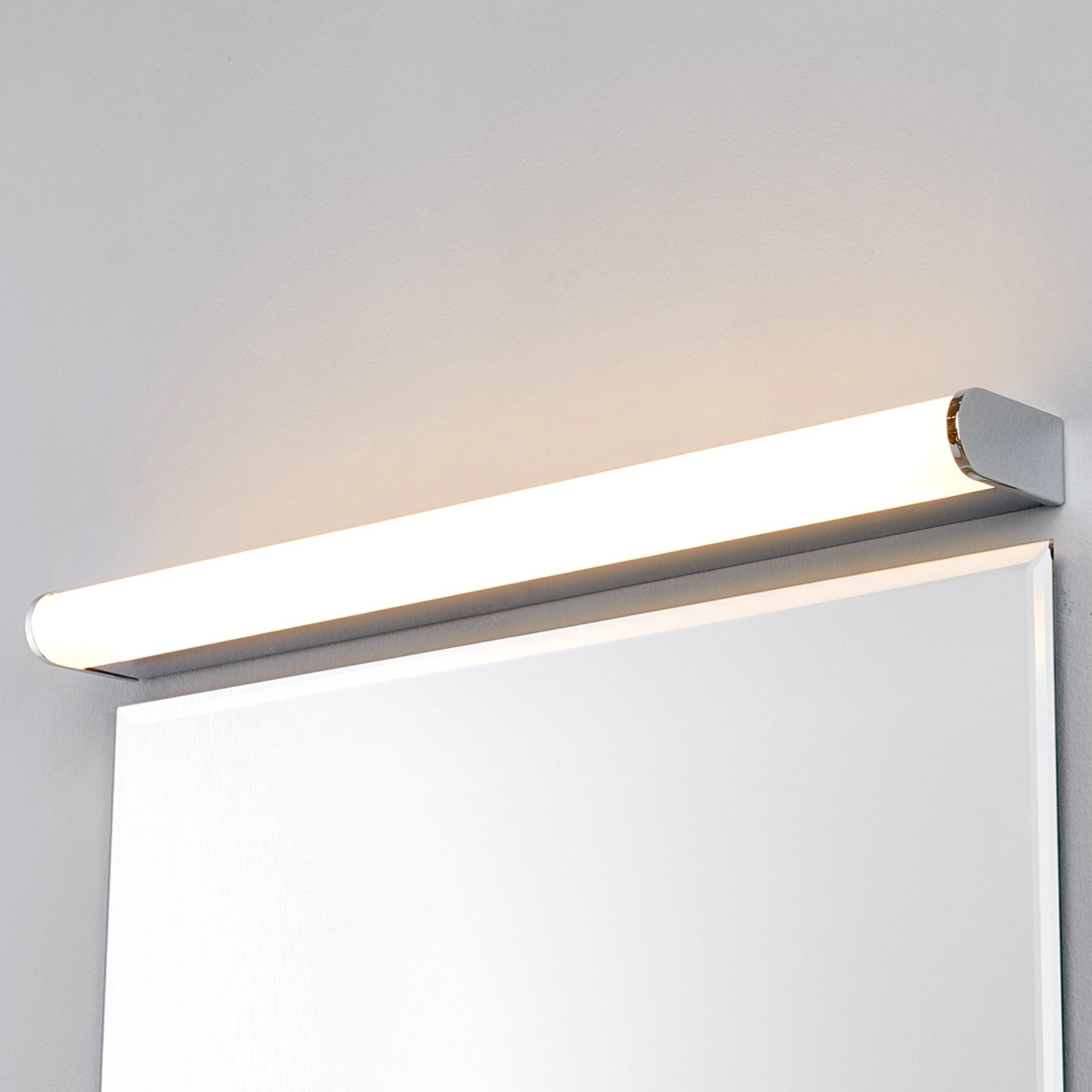 LED-badrums-/spegellampa Philippa halvrund 58cm