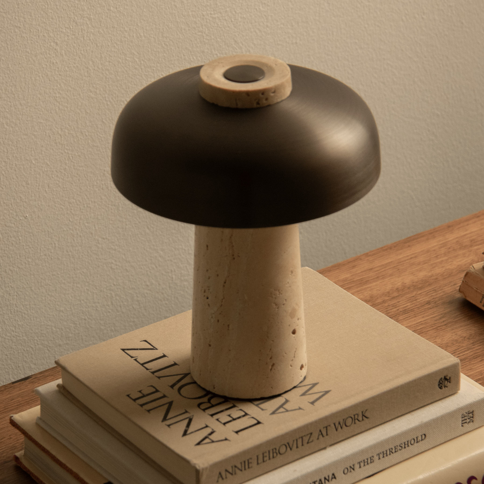 Reverse Přenosné Stolní Lampa Pískový Travertine/Bronzed Hliník - Audo Copenhage