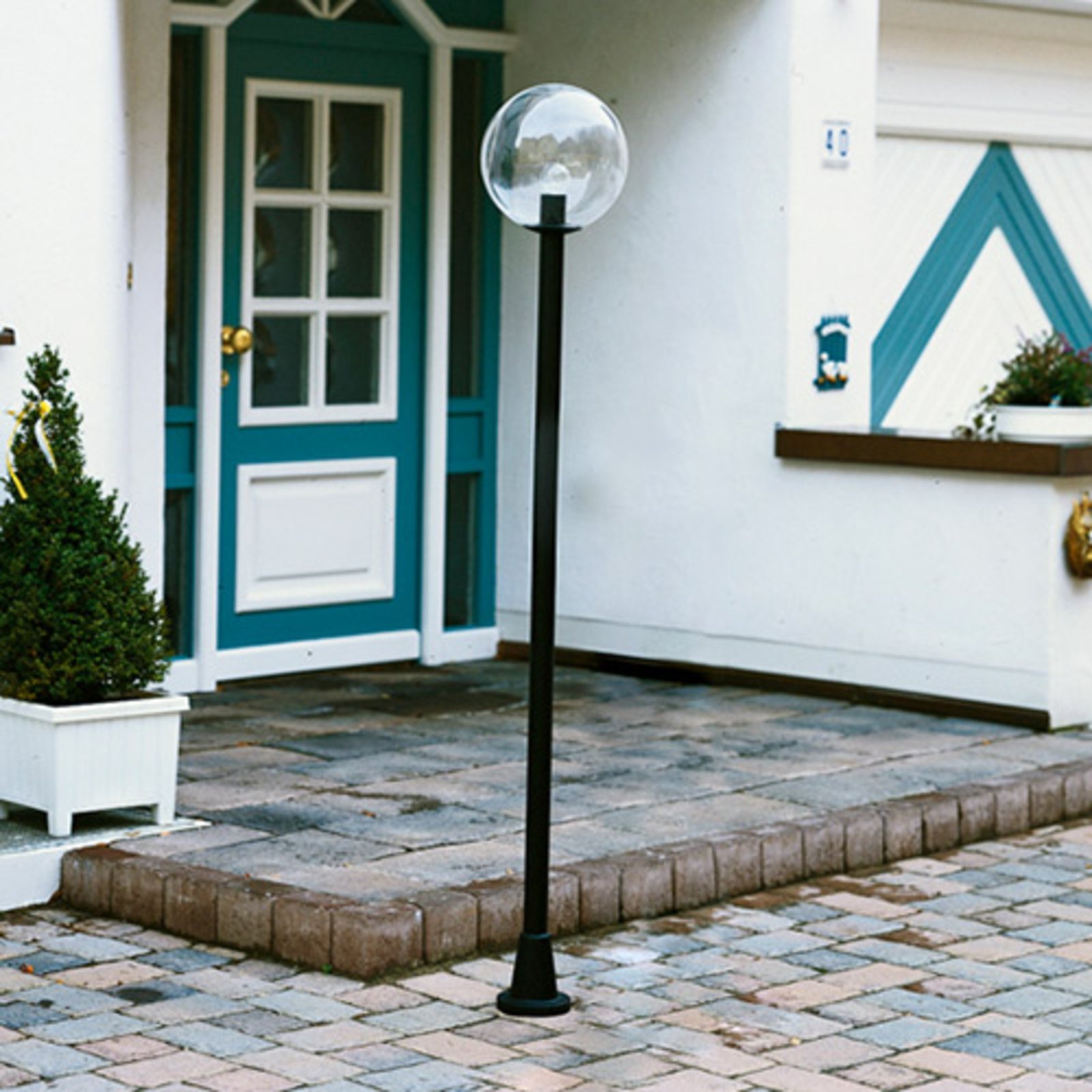 Lamp post with a crystal sphere, black