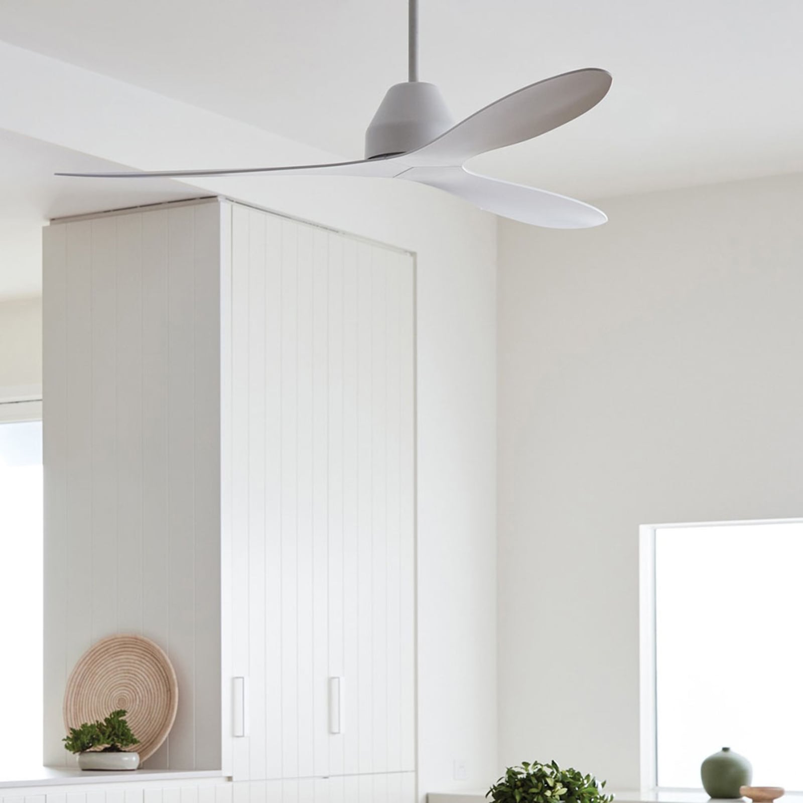 Ventilateur de plafond Whitehaven, blanc, courant continu, Ø 142 cm - Beacon Ventilateur de plafond Whitehaven, blanc, courant continu, Ø 142 cm - Beacon