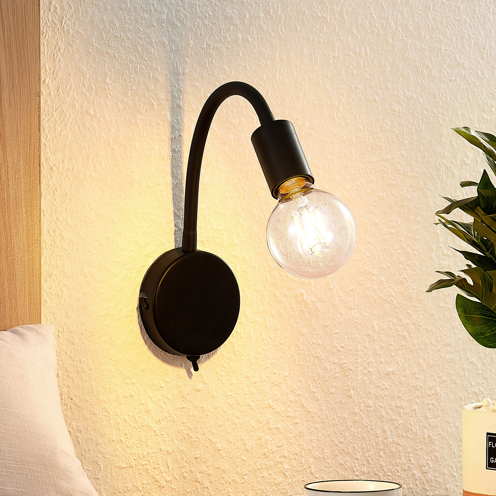 Lindby Aurina fali lámpa, E27, fekete, kapcsoló