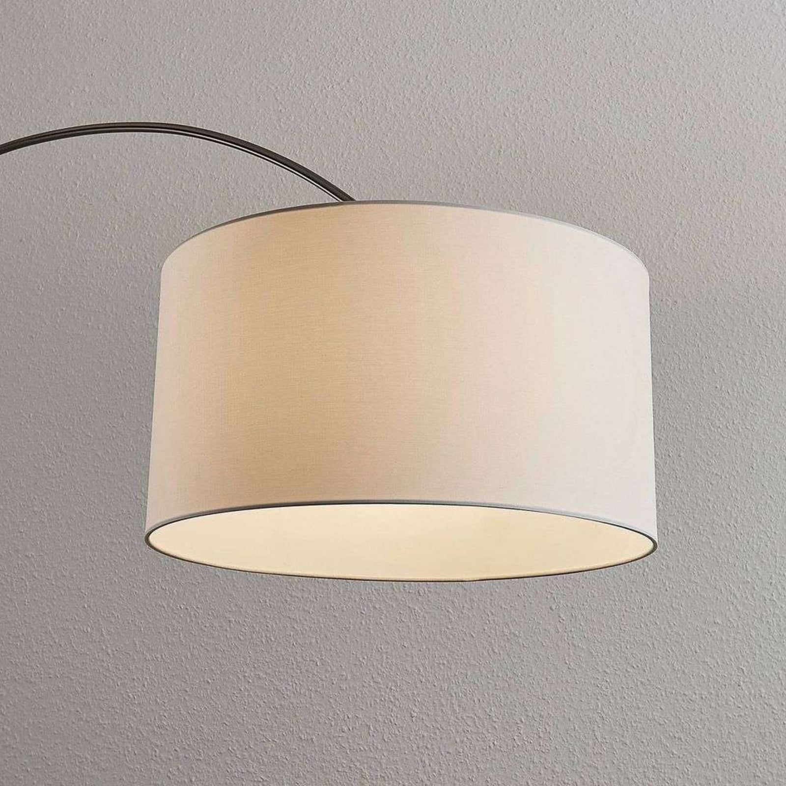 Gebogen vloerlamp Belinda met witte stoffen kap Gebogen vloerlamp Belinda met witte stoffen kap